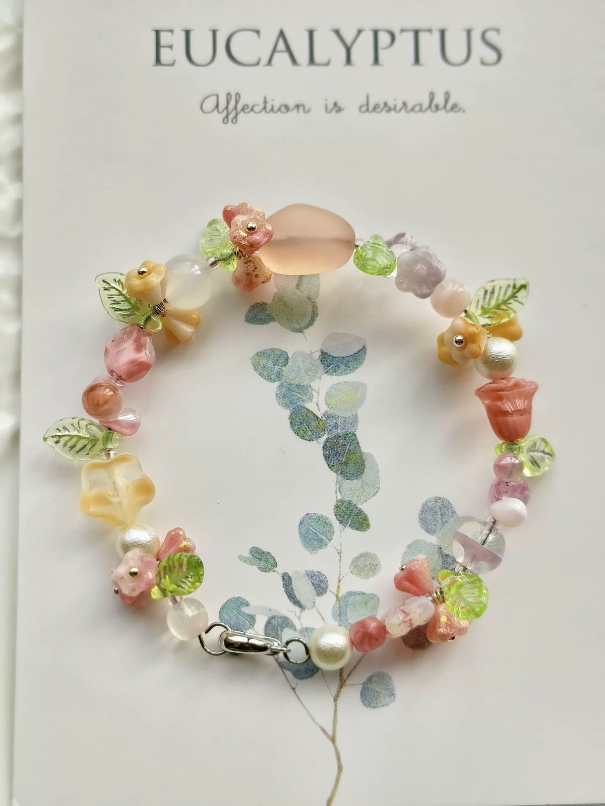 Bracelet fleuri en perles de verre de Bohême