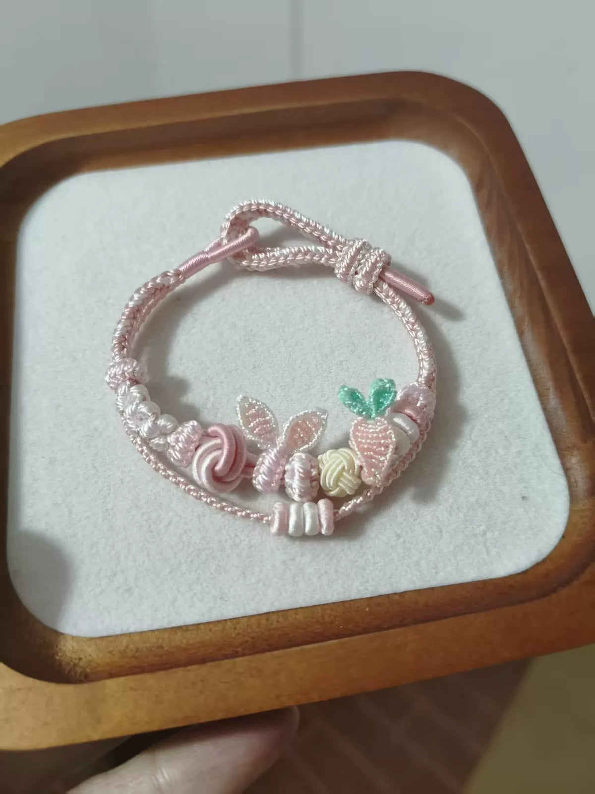 うさぎとニンジンのチャーム付き 手編みピンクグラデーションブレスレット