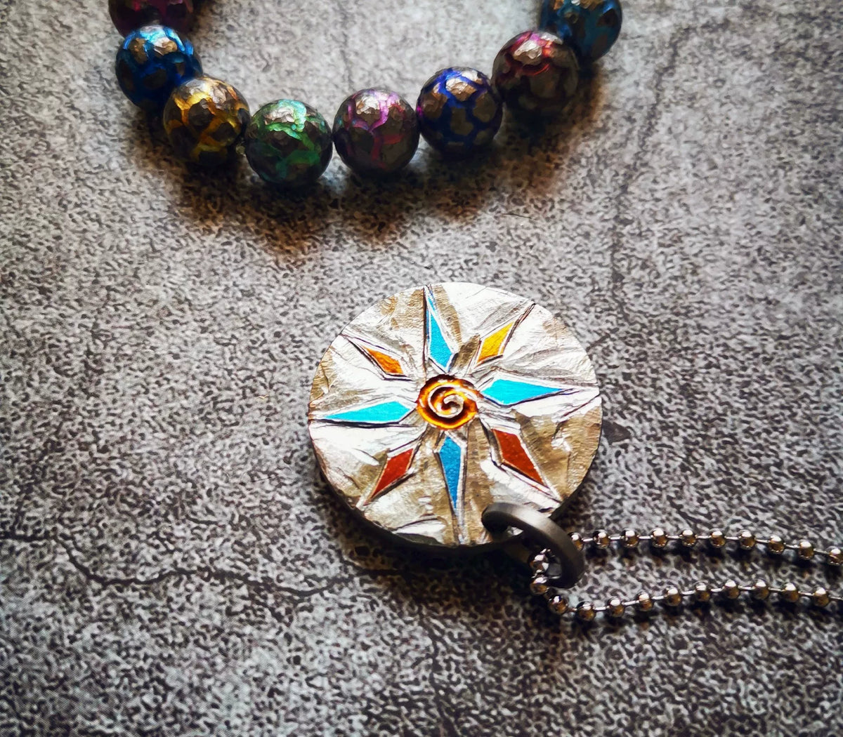Colar com Pendente Estrela Bússola em Esmalte