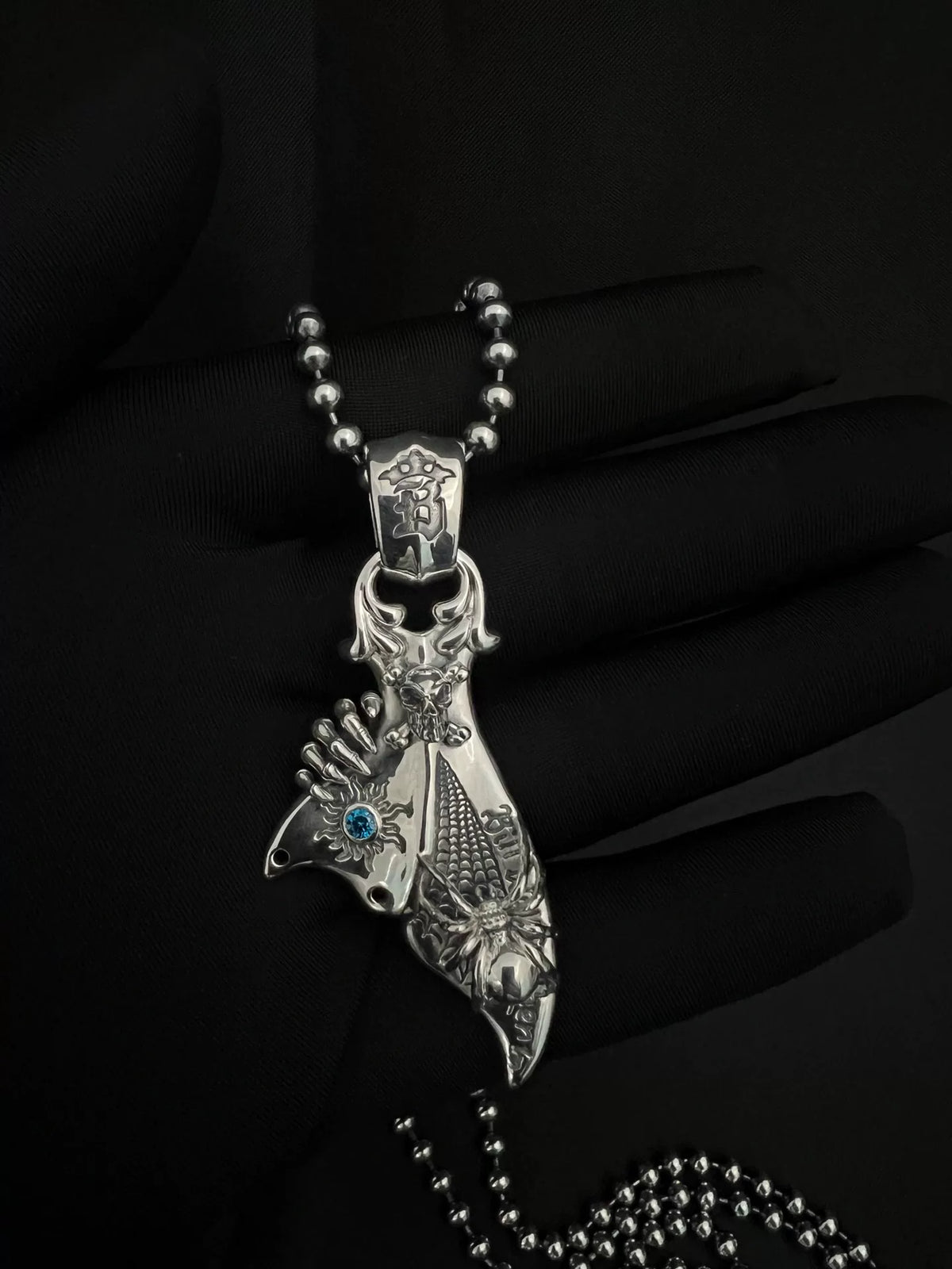 Collar con colgante de cola de pez en plata 925