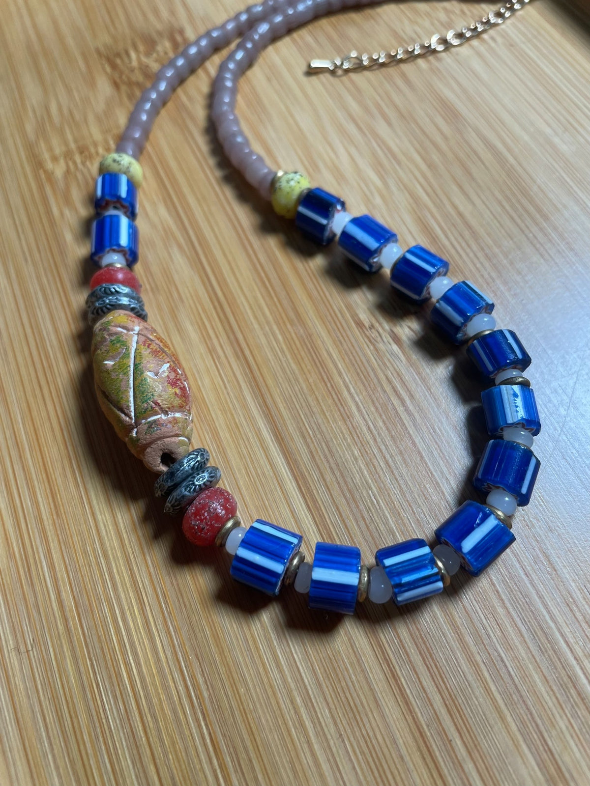 Glasperlenkette mit Ton-Mittelstück