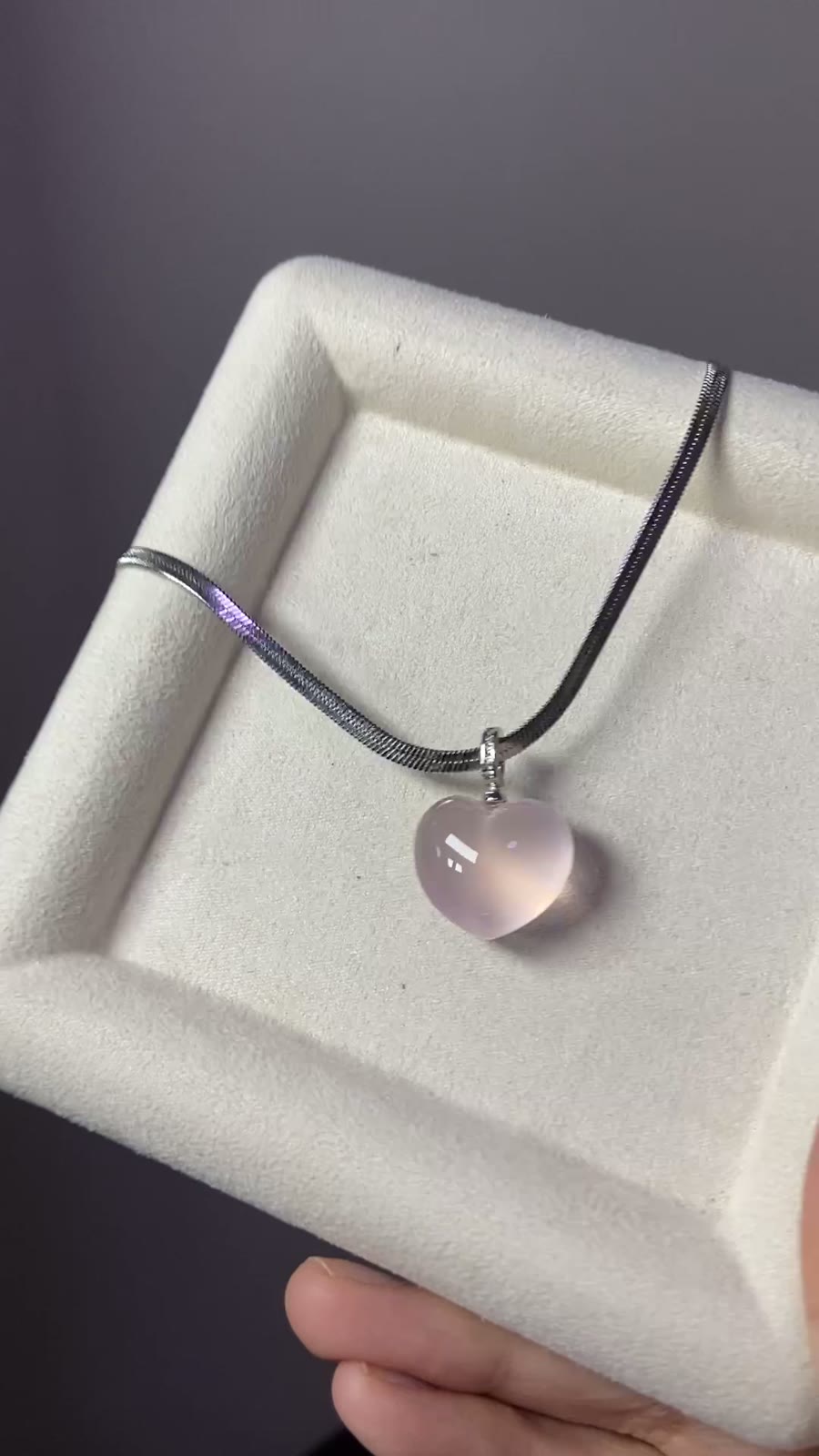 Collier pendentif cœur en cristal rose naturel