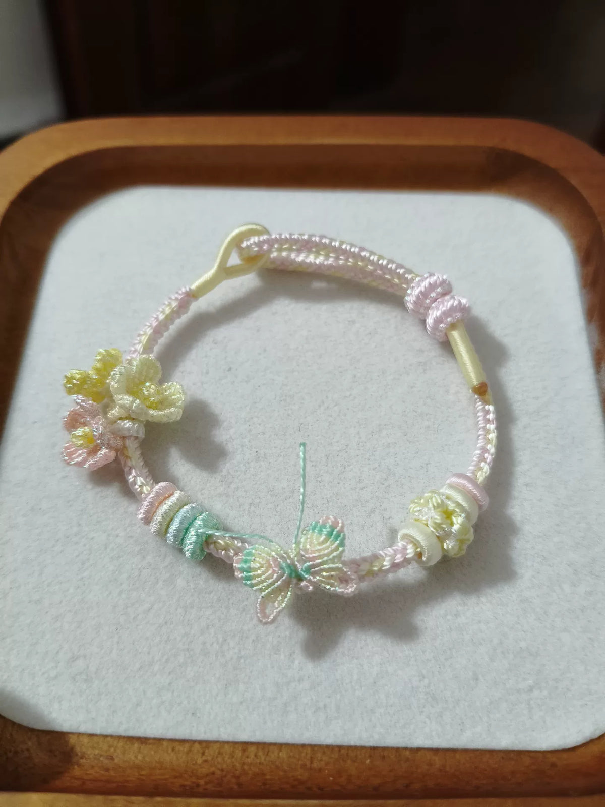 Handgeknüpftes Kordarmband Pastellverlauf Blumen Schmetterling