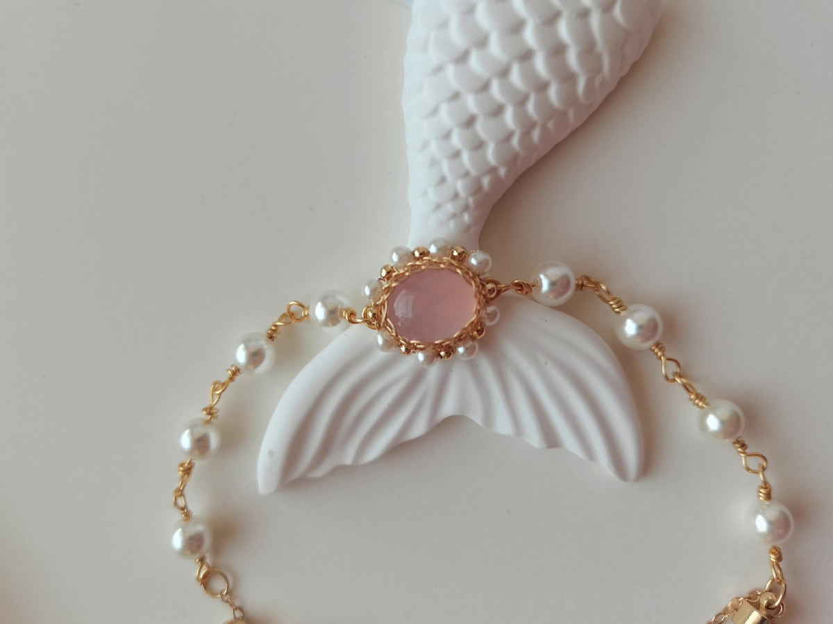 Roze kwarts parelarmband met gouddraad