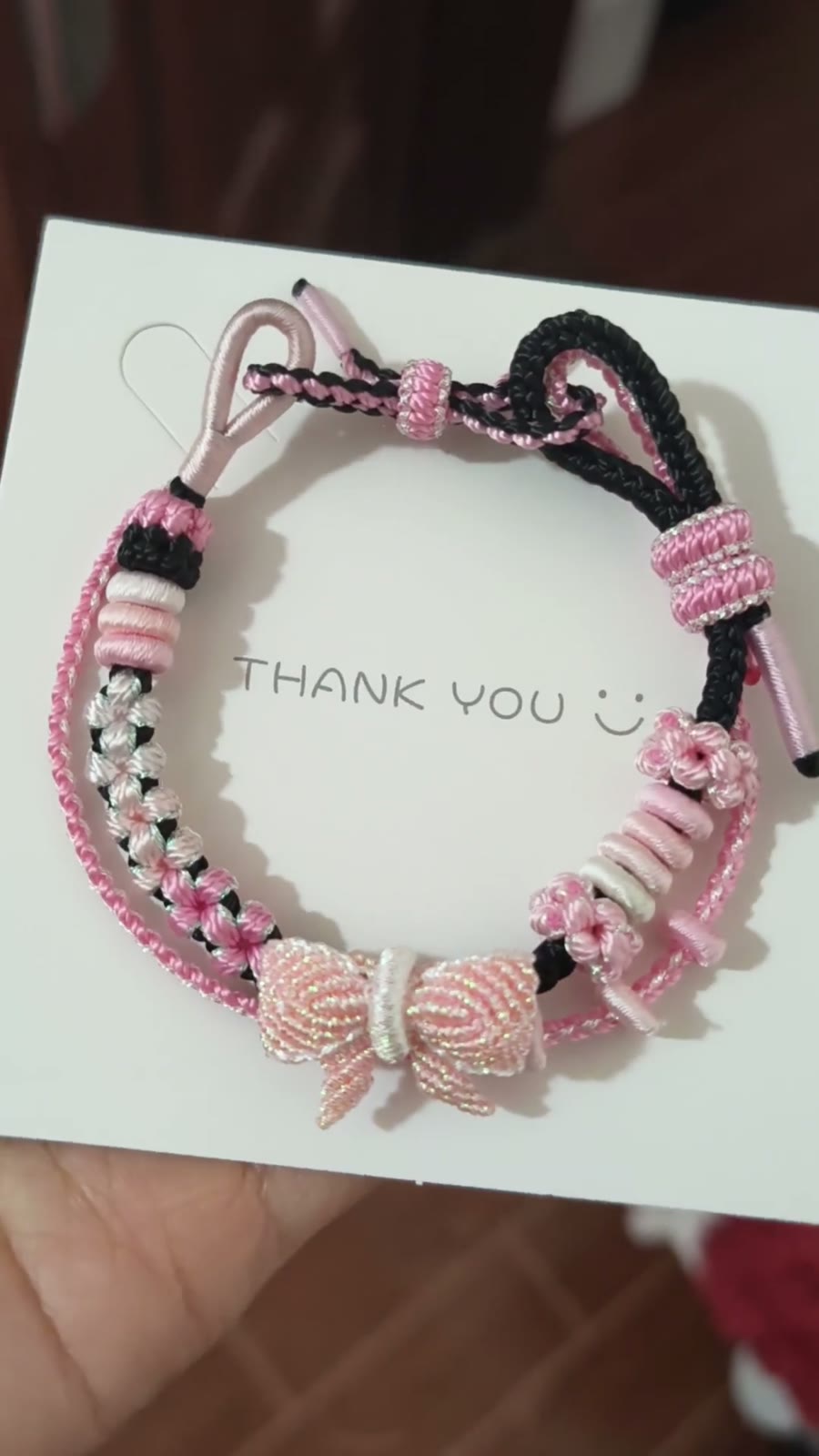 Handgewoven zwart-roze armband met stri