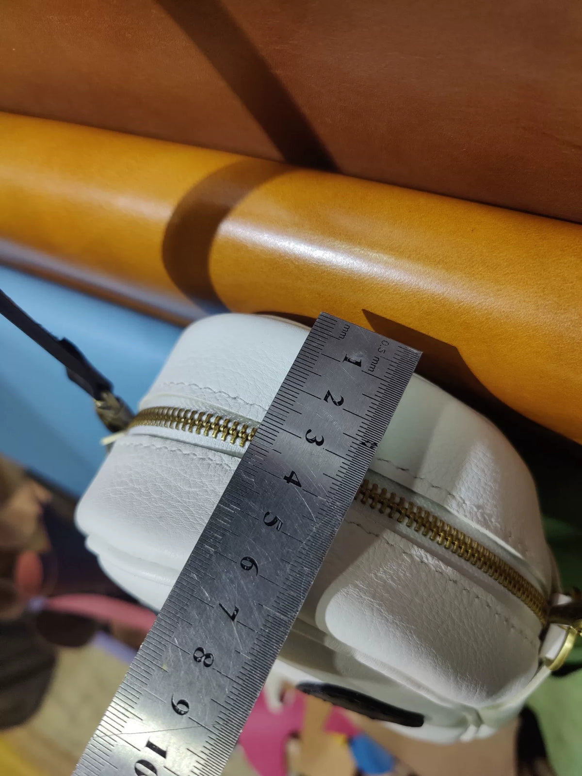 Crossbody-Tasche in Geisterform aus weißem Leder