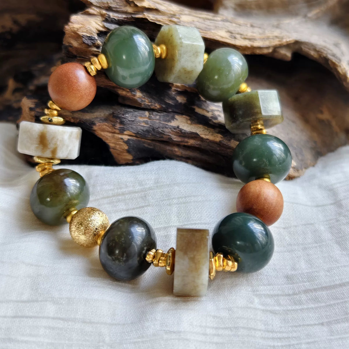 Braccialiale con perline in giada Hetian e pietre naturali