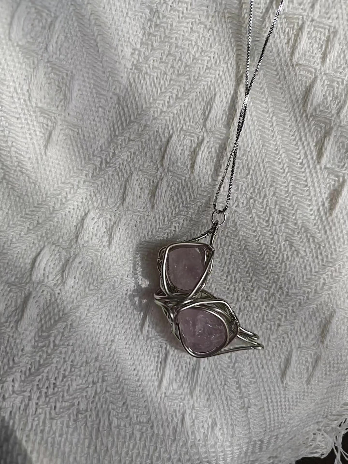 Amethyst-Schmetterlingsflügel-Halskette in Drahtoptik