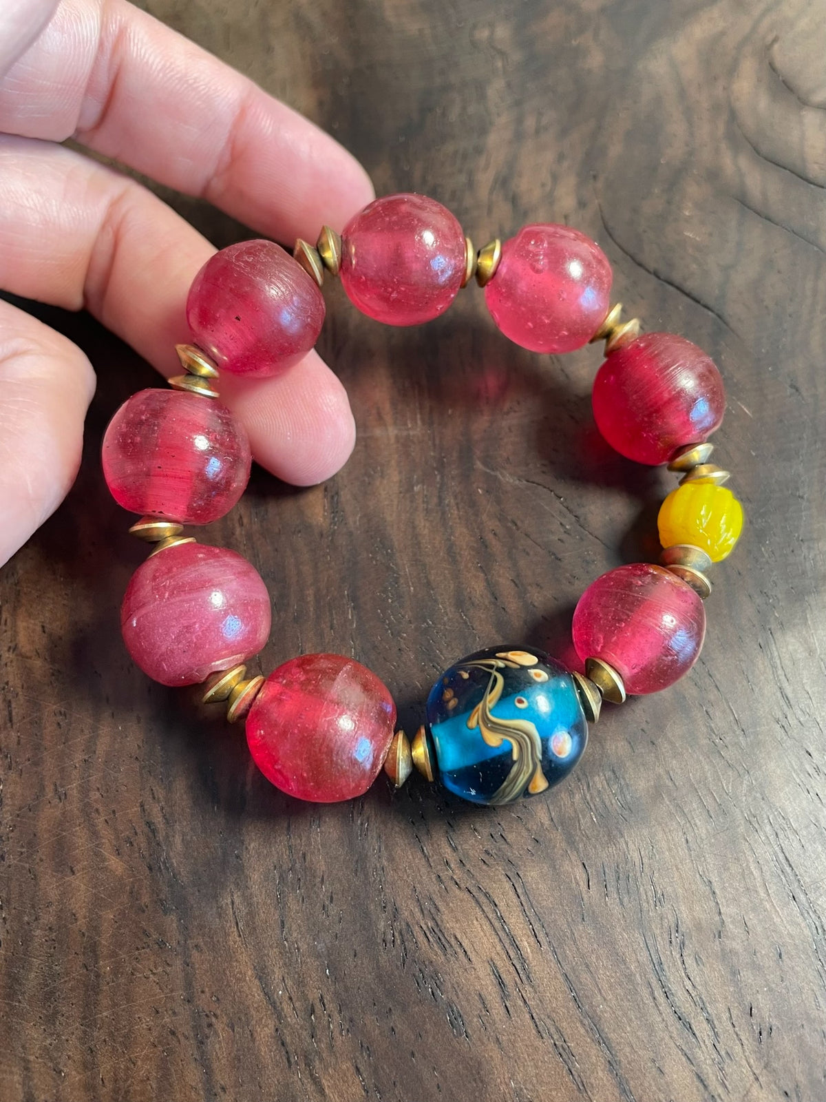 Handgjort armband med rosa glaspärlor