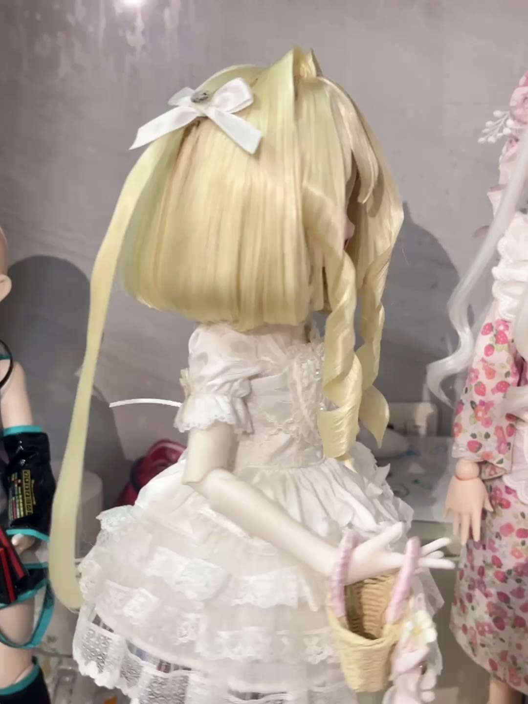 Gelenkpuppe mit platinblonden Twin-Tails