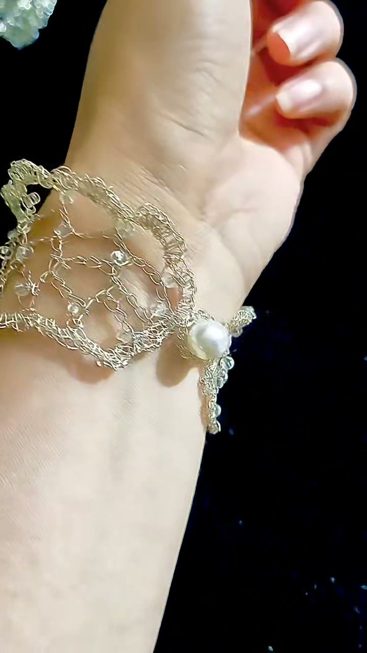 Bracelete de Renda em Fio de Metal Crochetado à Mão