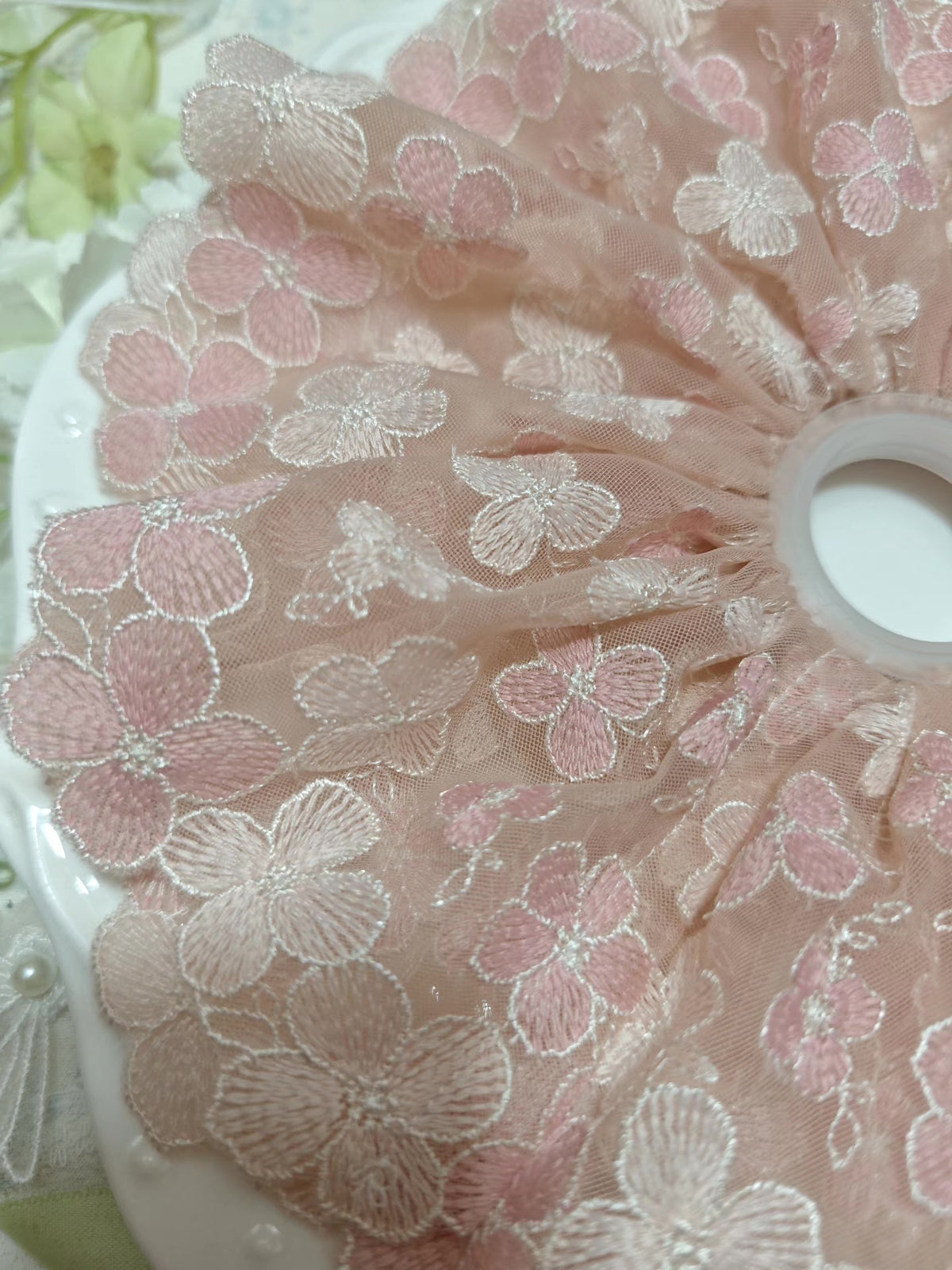 Goma de Pelo de Malla con Bordado Floral Rosa