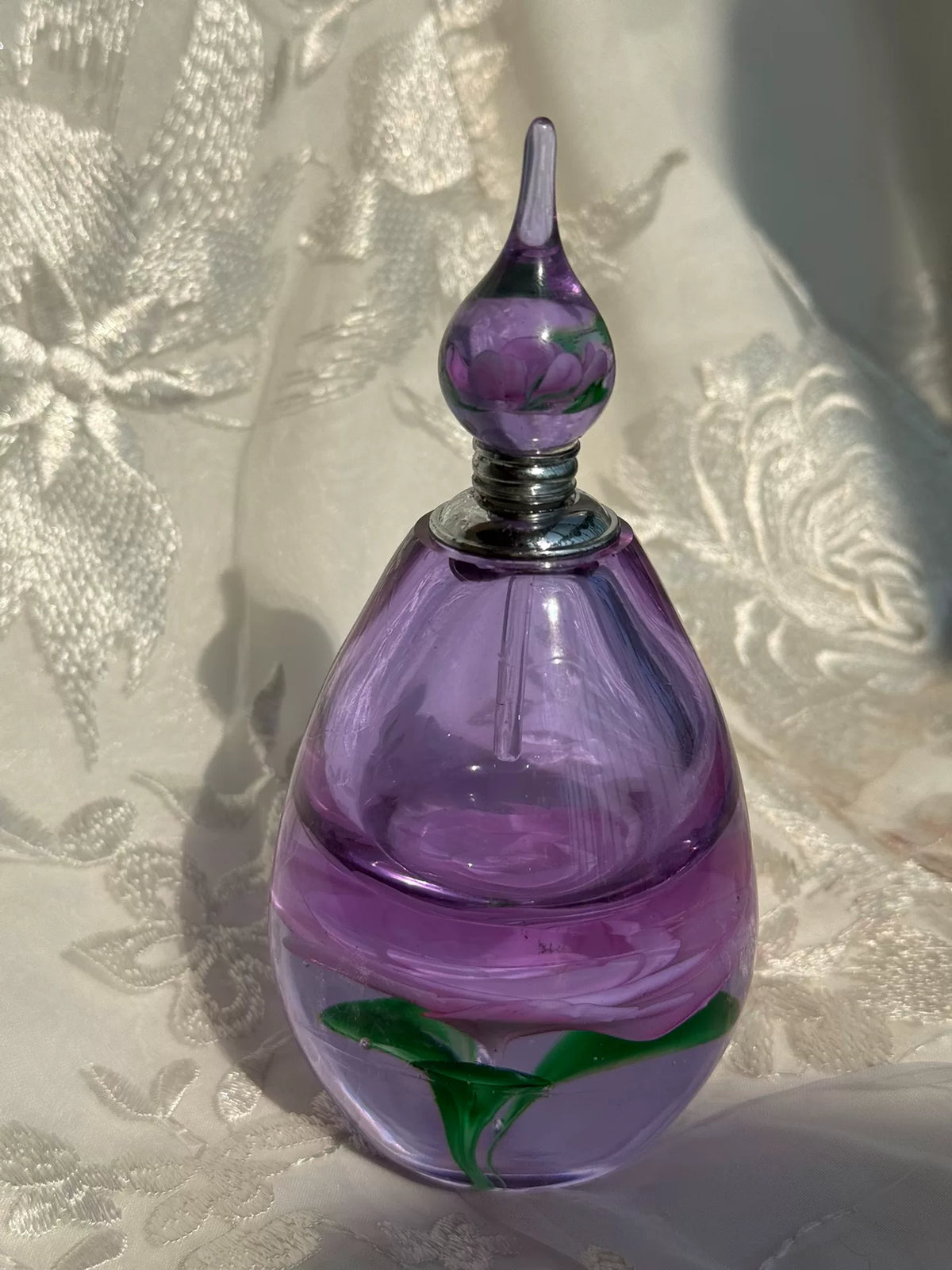 Vintage-Parfümflasche aus lila Glas mit Blumenmotiv