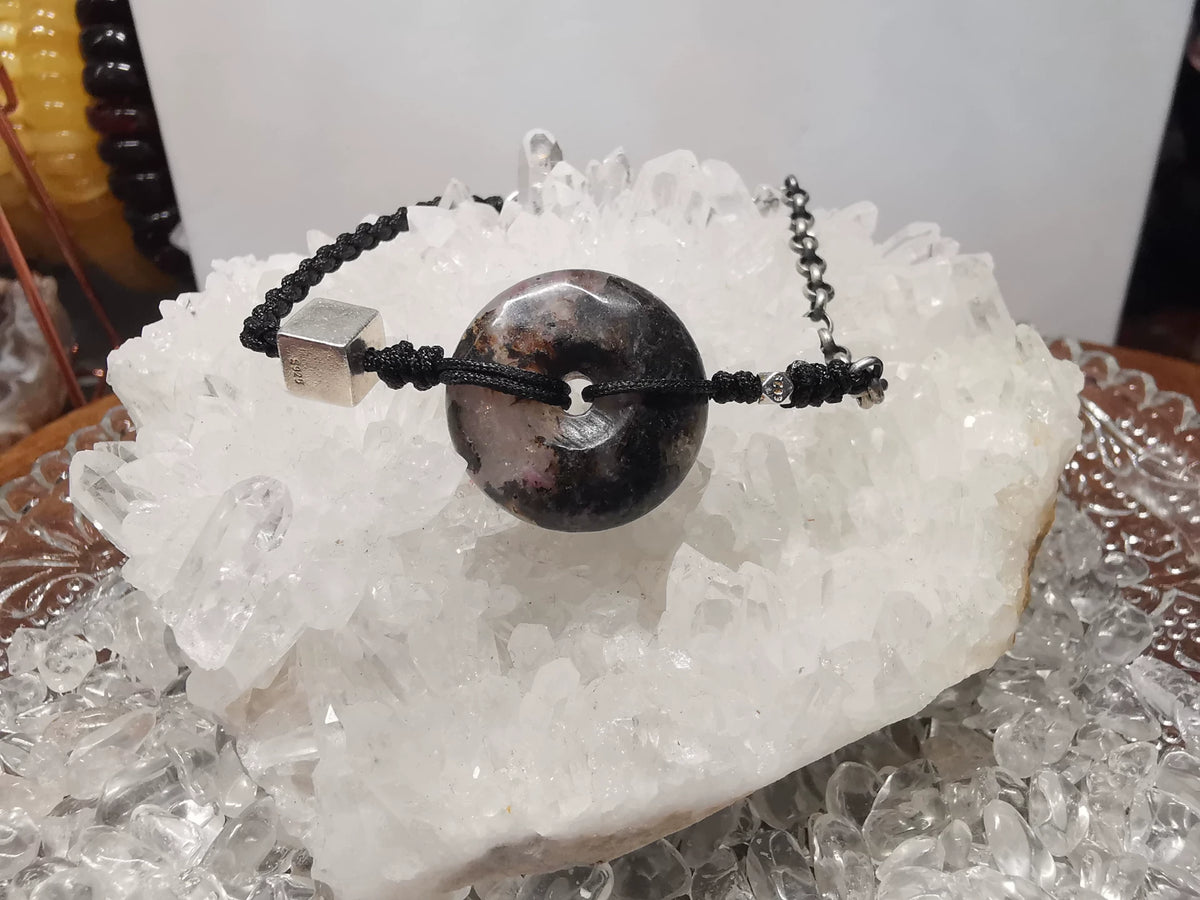 Armband i silver med halvtransparent rhodonit och fredspänne