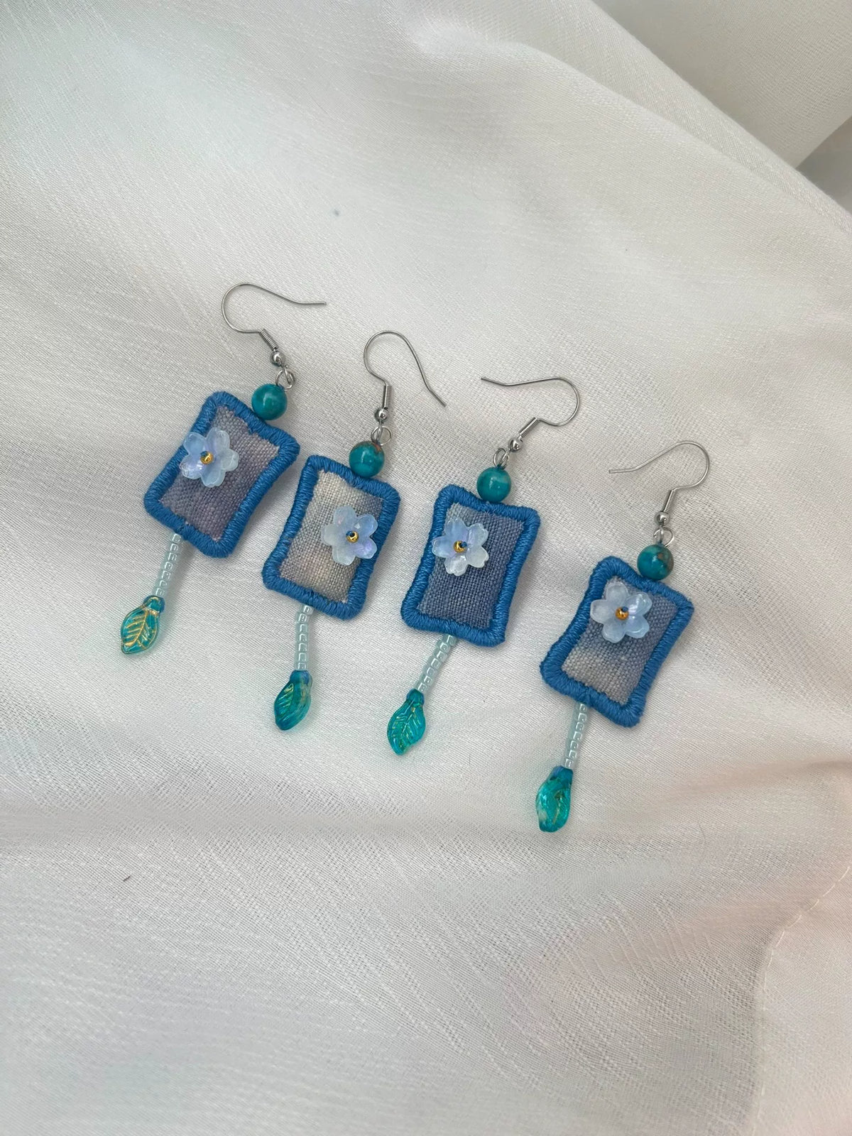 Boucles d'oreilles en tissu faites main bleu gris