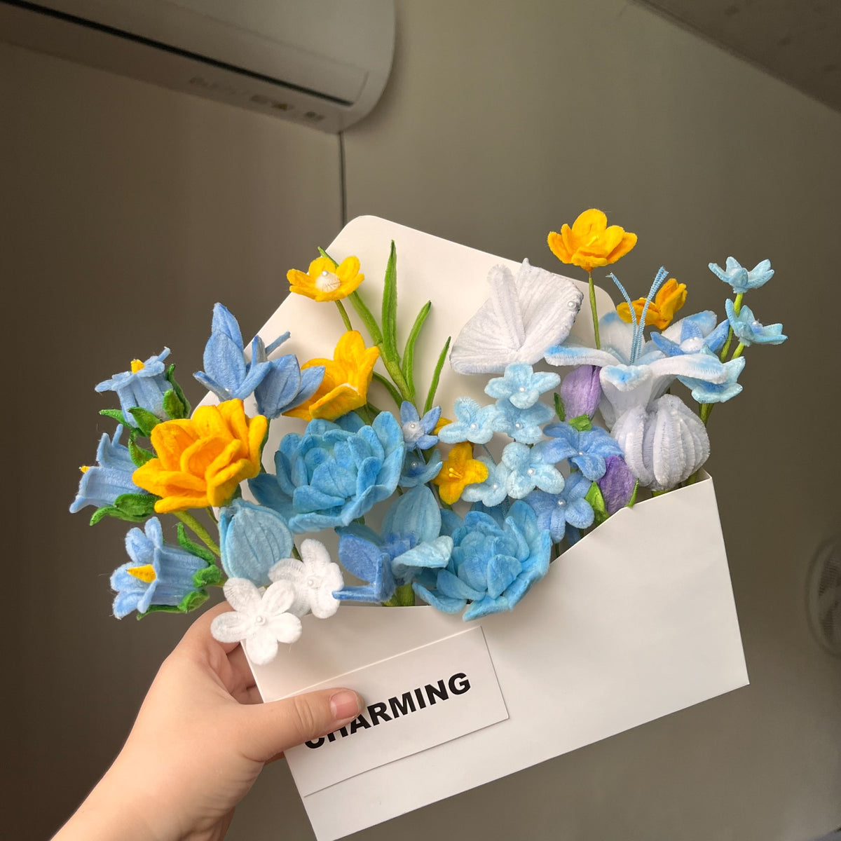 Ramo de Chenille Azul e Amarelo em Caixa Envelope
