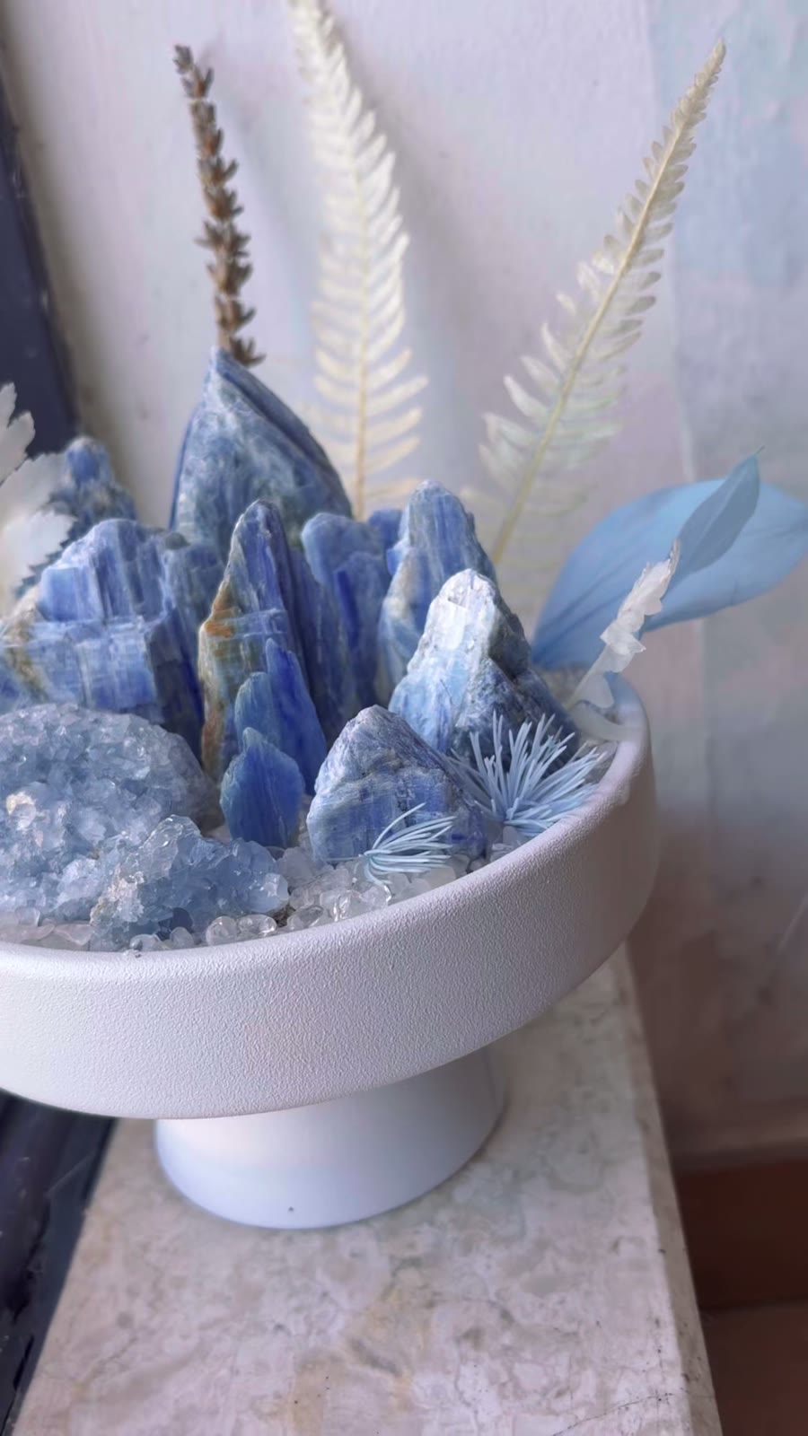Handgakte Blauwe Kyaniet Kristal Bonsai in Keramische Schaal