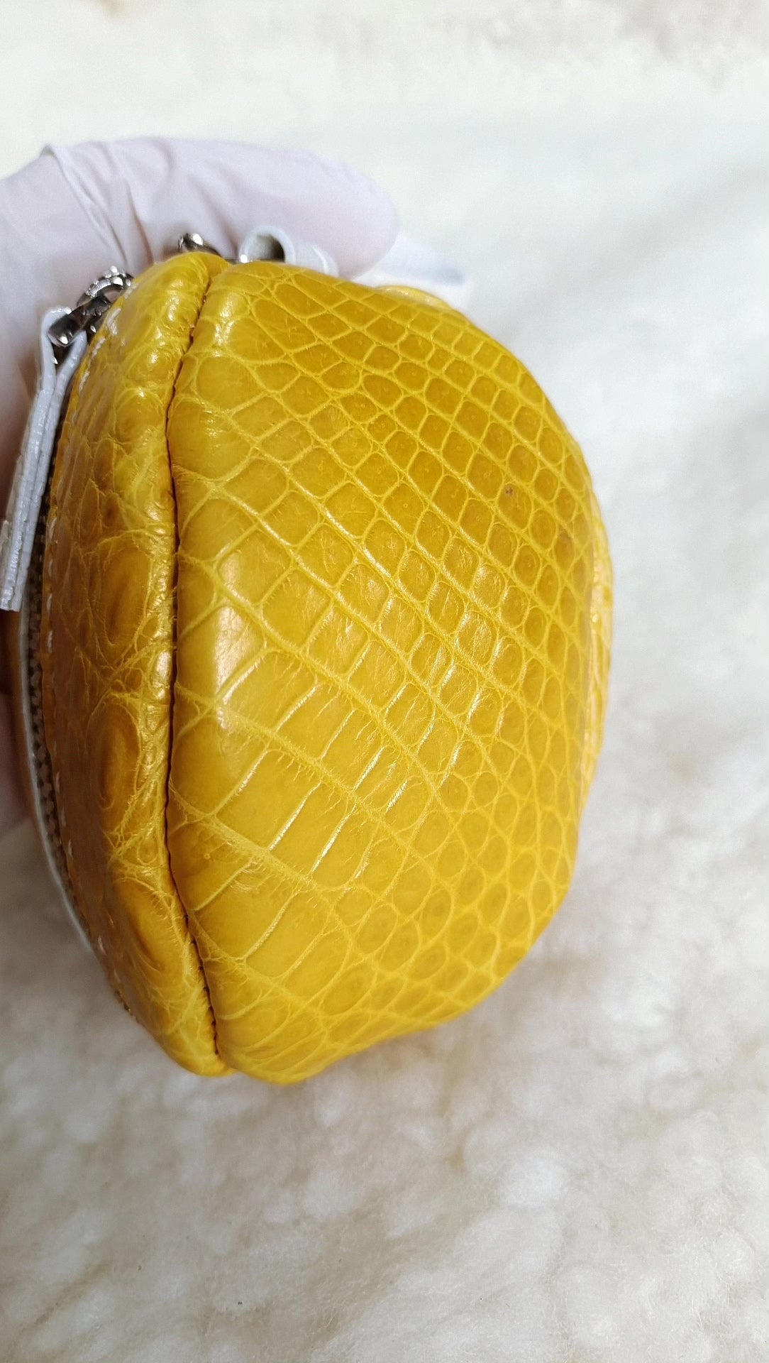 Pouch i guldene krokodilläder formad som en fotboll