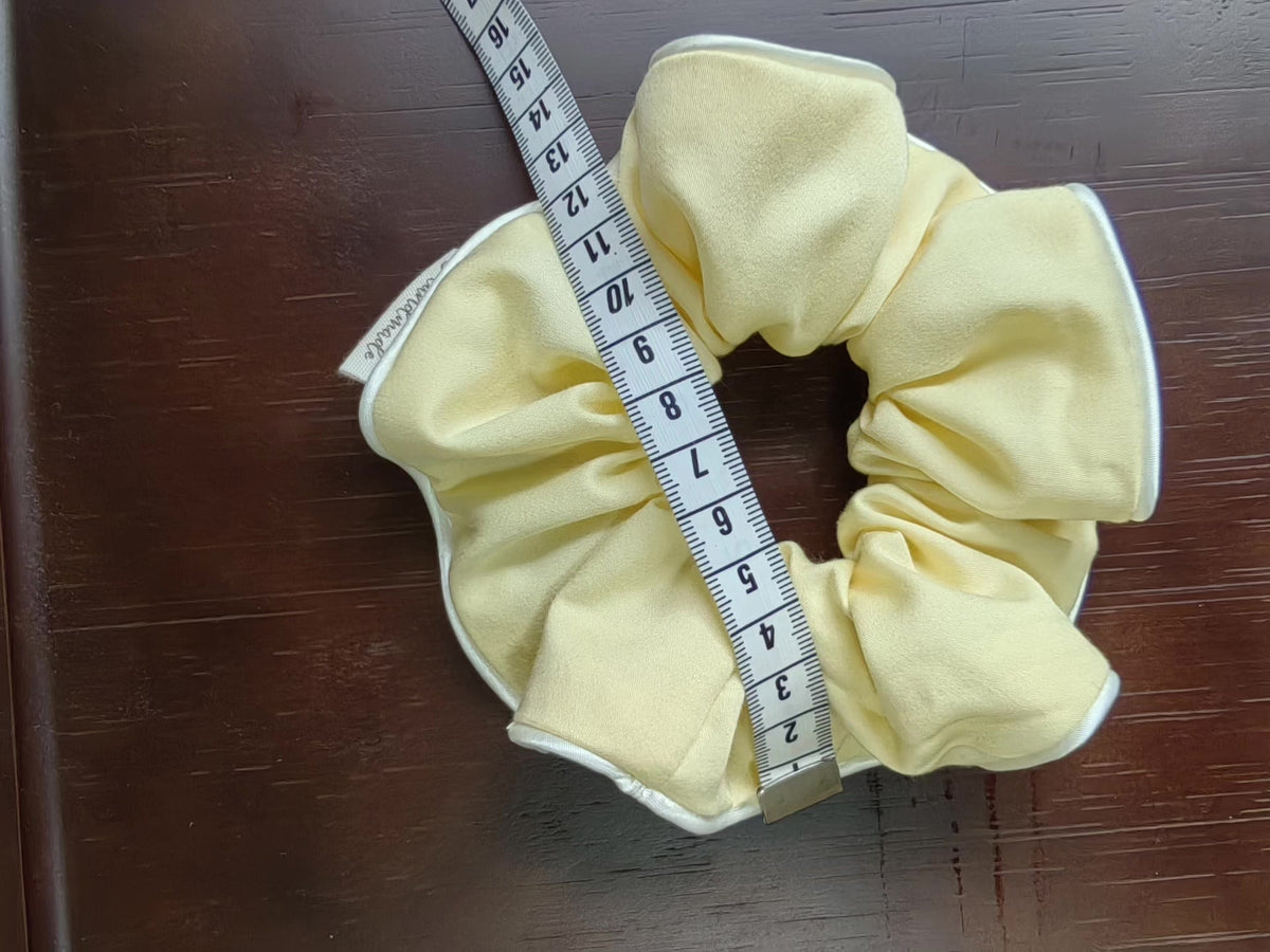Scrunchie de Aveludo Amarelo Pálido Artesanal