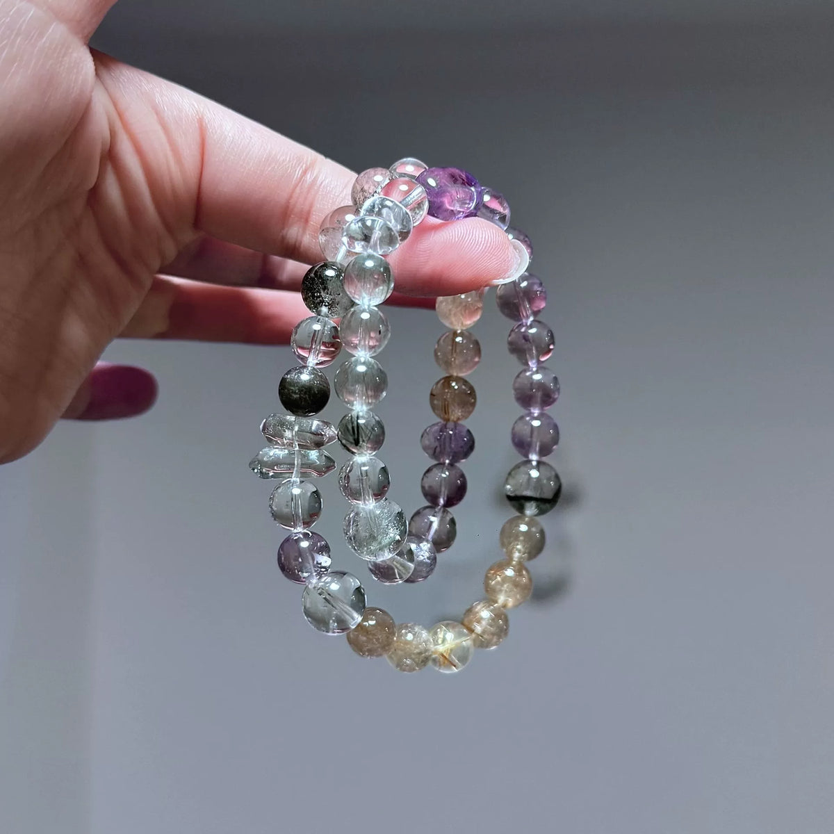 Pulsera de cristal de cuarzo rutilado dorado y amatista