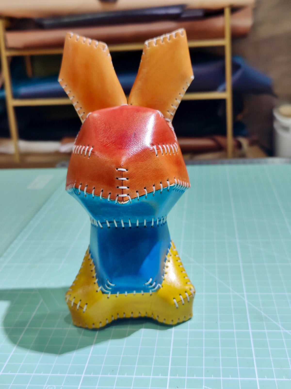 Figurina coniglio in pelle fatta a mano blu e arancione