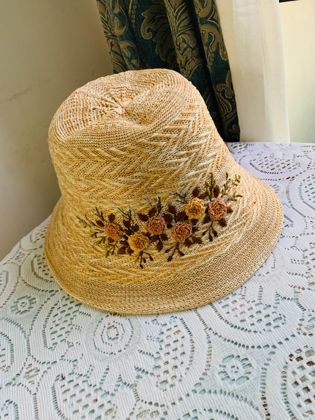Gestickter Strohbucket Hat mit breiter Krempe
