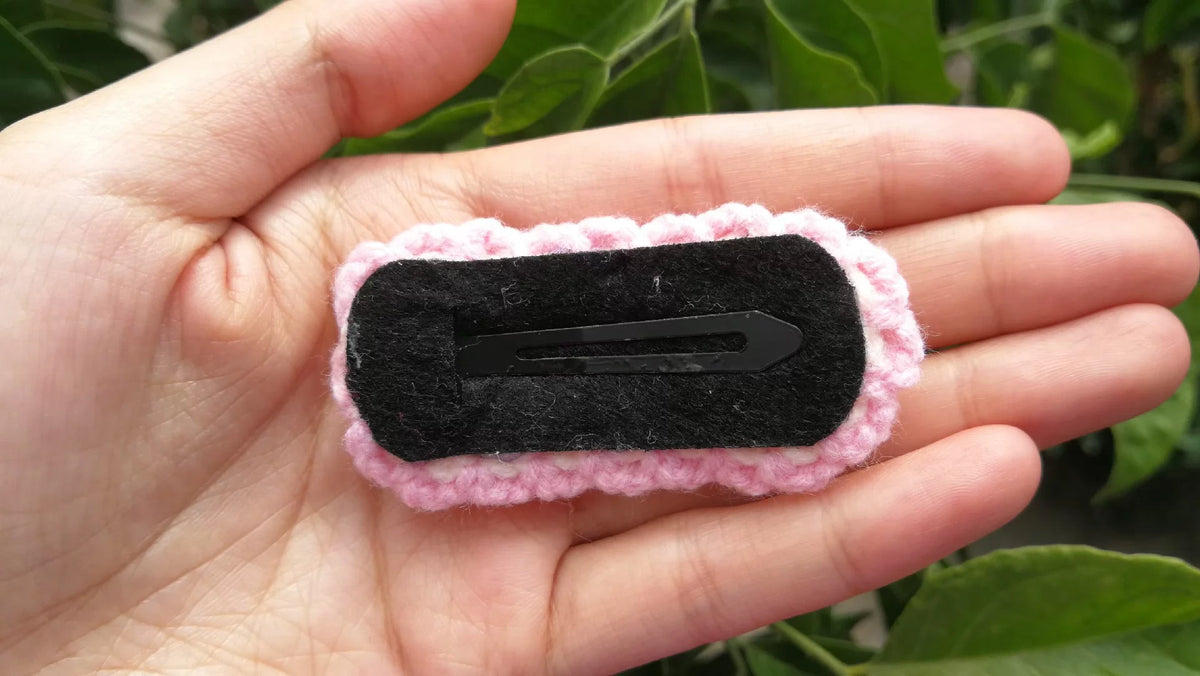 Handgjord virkad hårklämma i rosa vågig kant
