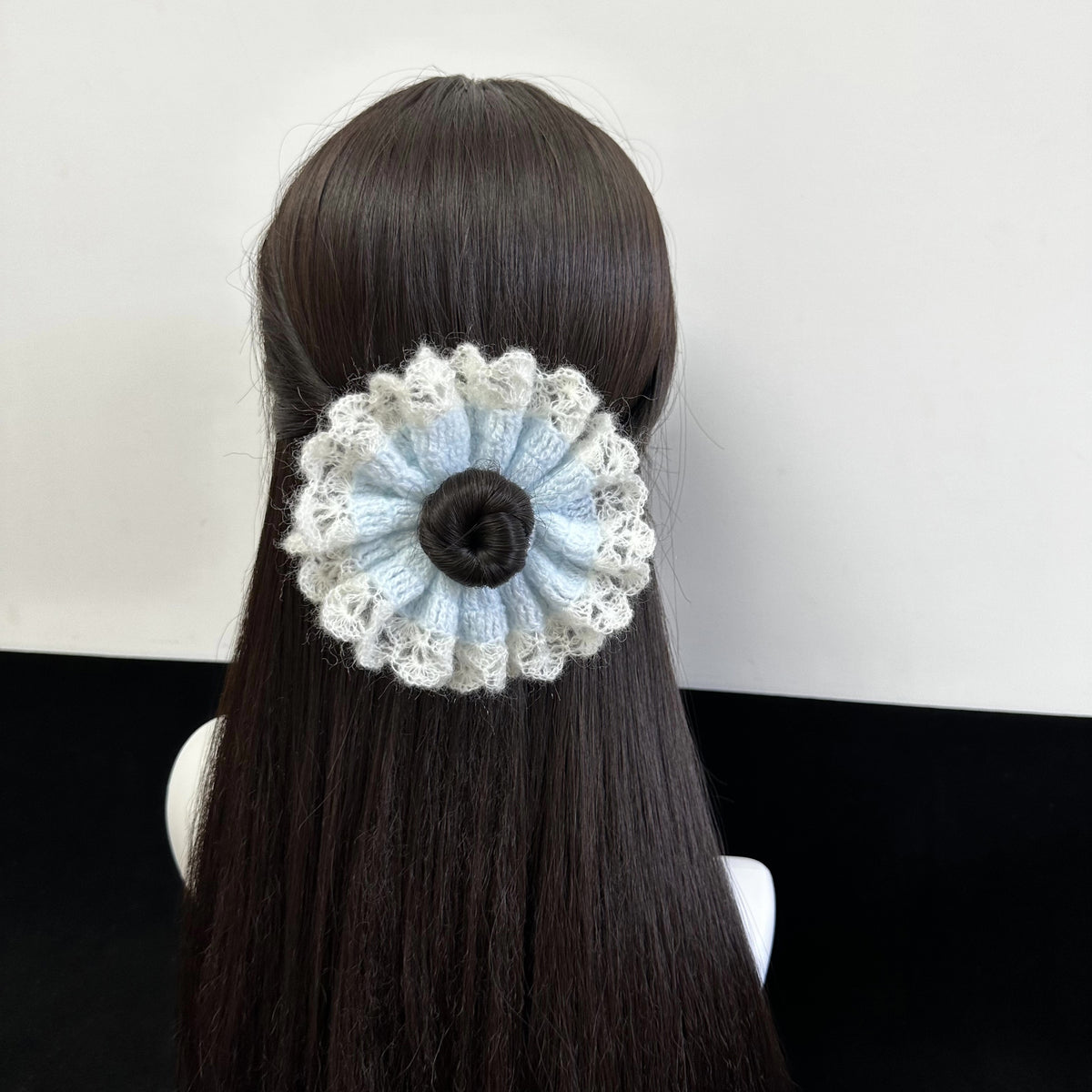 Chouchou fleuri bleu et blanc en crochet fait main