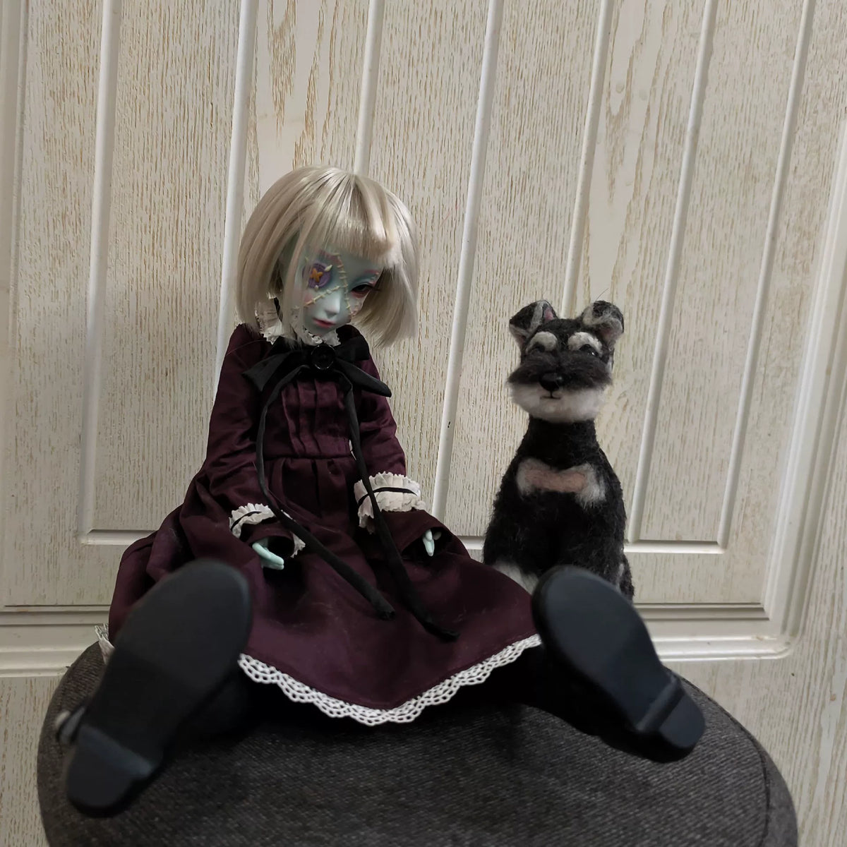Handgefertigte schwarze Schnauzer-Puppenfigur aus Wollfilz
