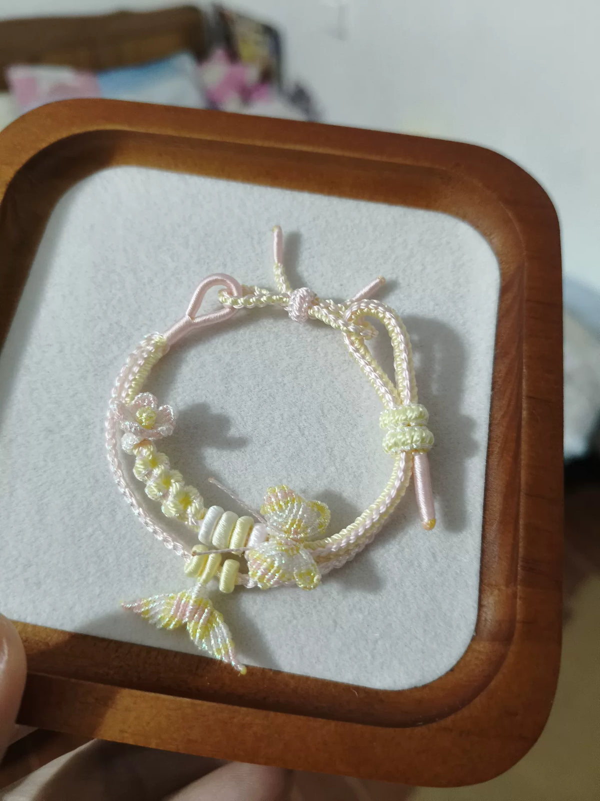 Handgjord armband i rosa gul gradient fjäril blomma