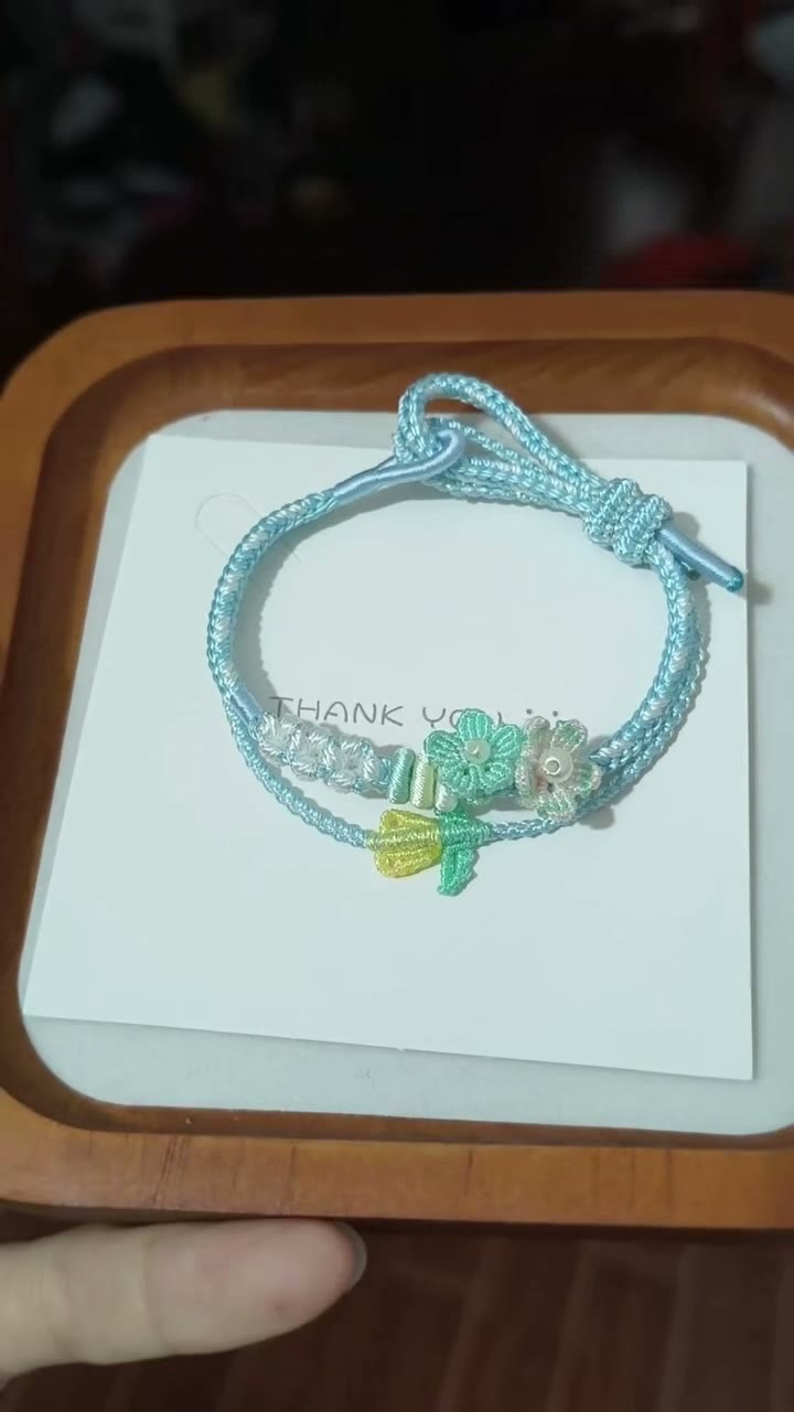 Pulseira Tecida Azul Claro com Pingentes de Flor