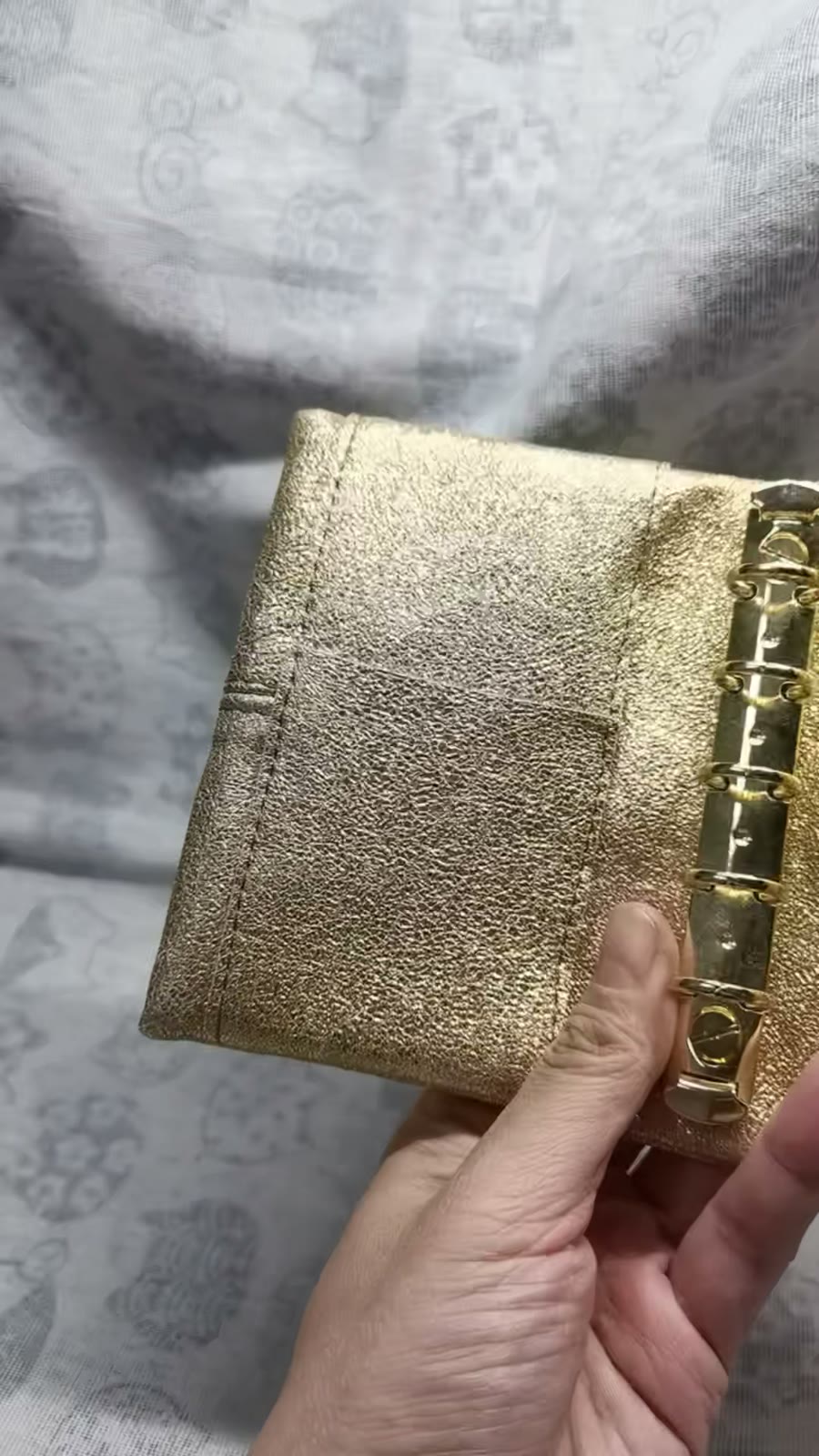 Copertina per agenda ad anelli M5 in pelle di montone oro metallico