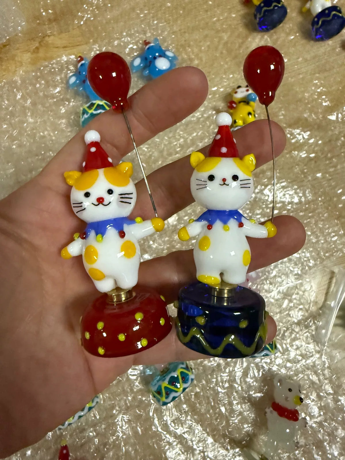 Handgefertigte Glas-Katzen-Clown-Figur zum Drehen