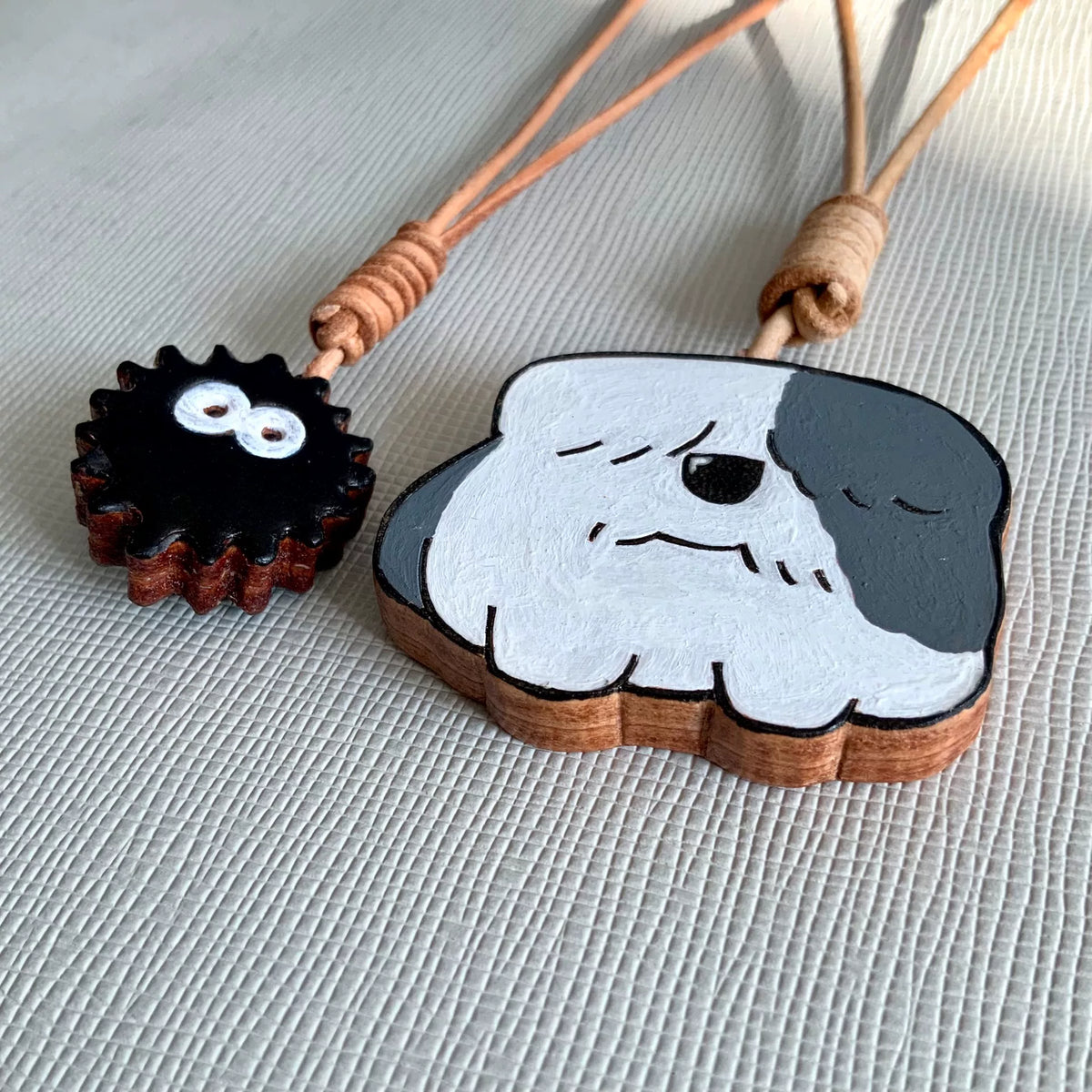 Set de colgantes de cuero con perro tallado a mano