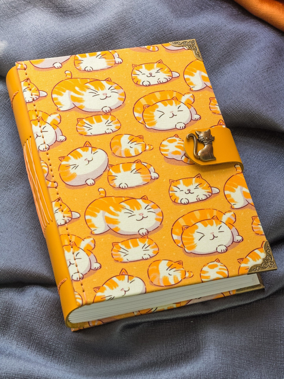 Handgefertigtes Leder-Notizbuch mit orangem Katzenmuster