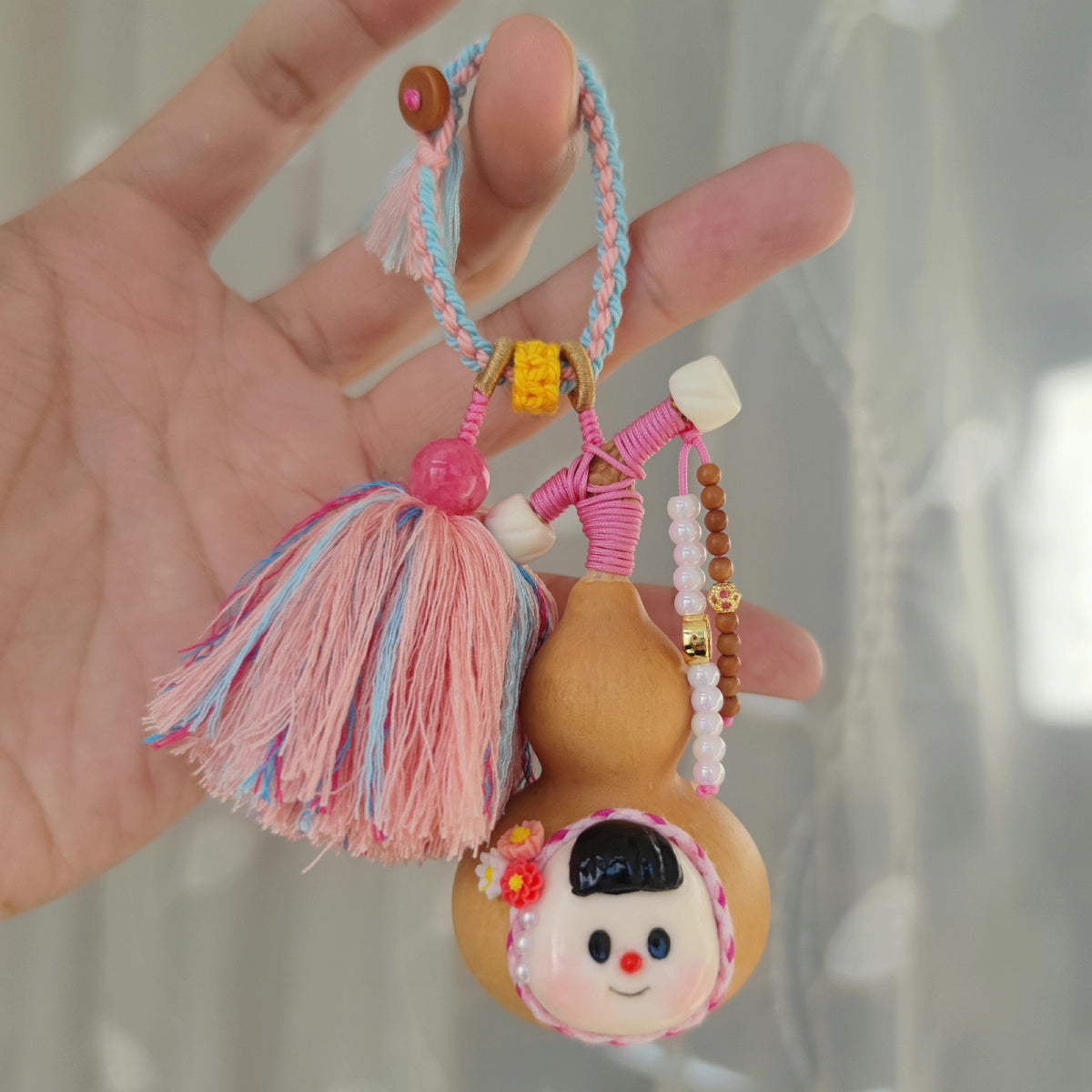 Suspension décorative faite main avec poupée en calebasse