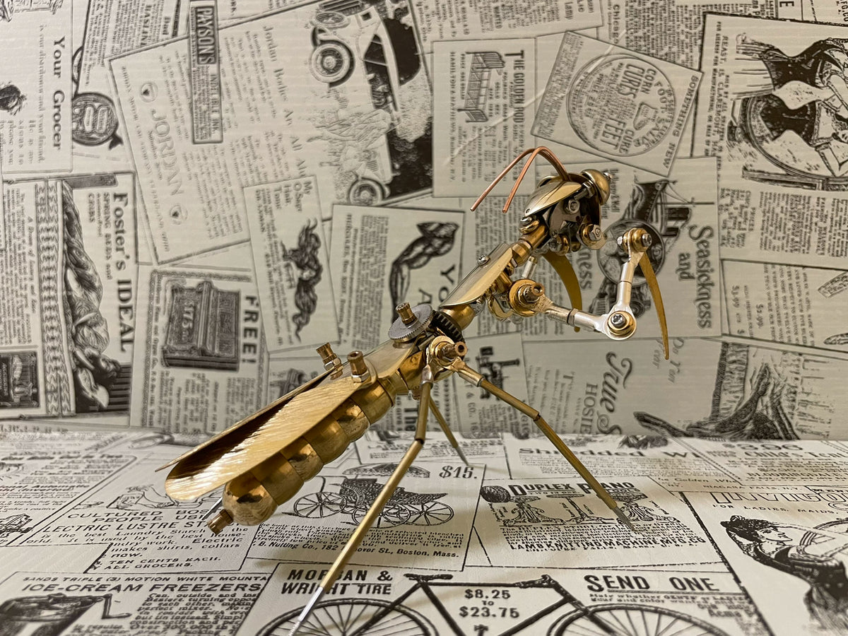 Escultura de mantis mecánica en latón steampunk