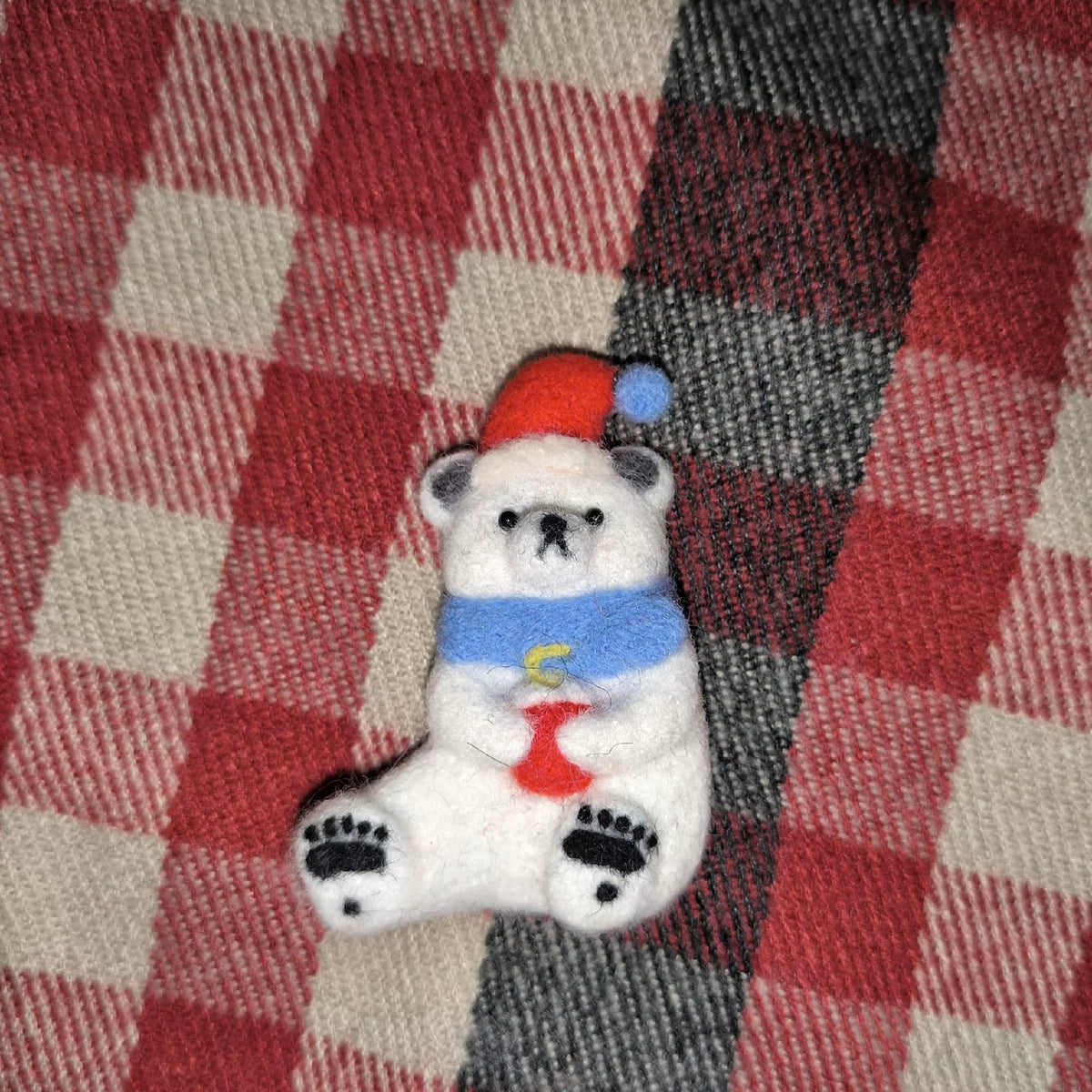 Weihnachts-Eisbär-Brosche Wollfilz