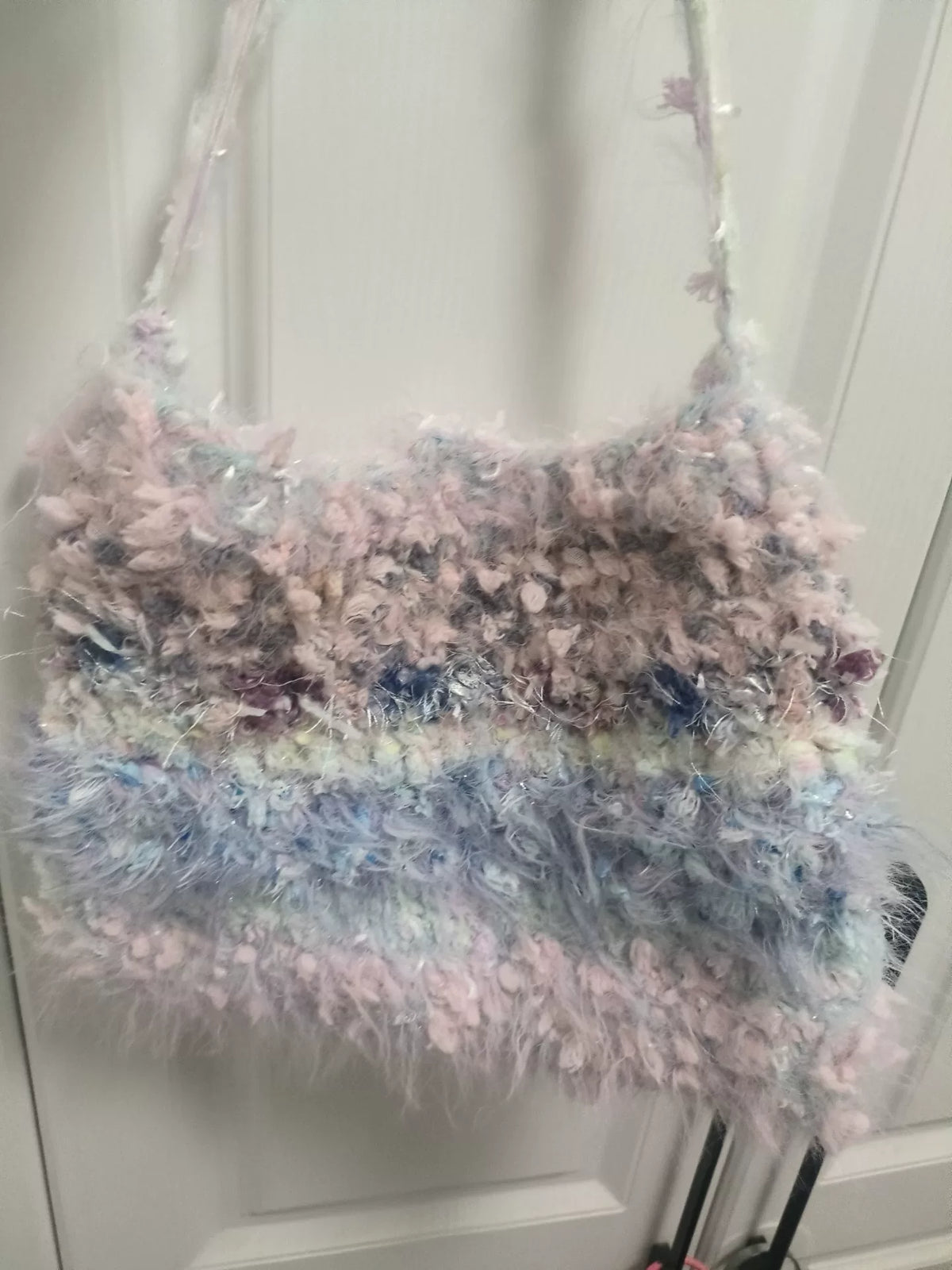 Schultertasche aus pastellfarbenem Flauschgarn
