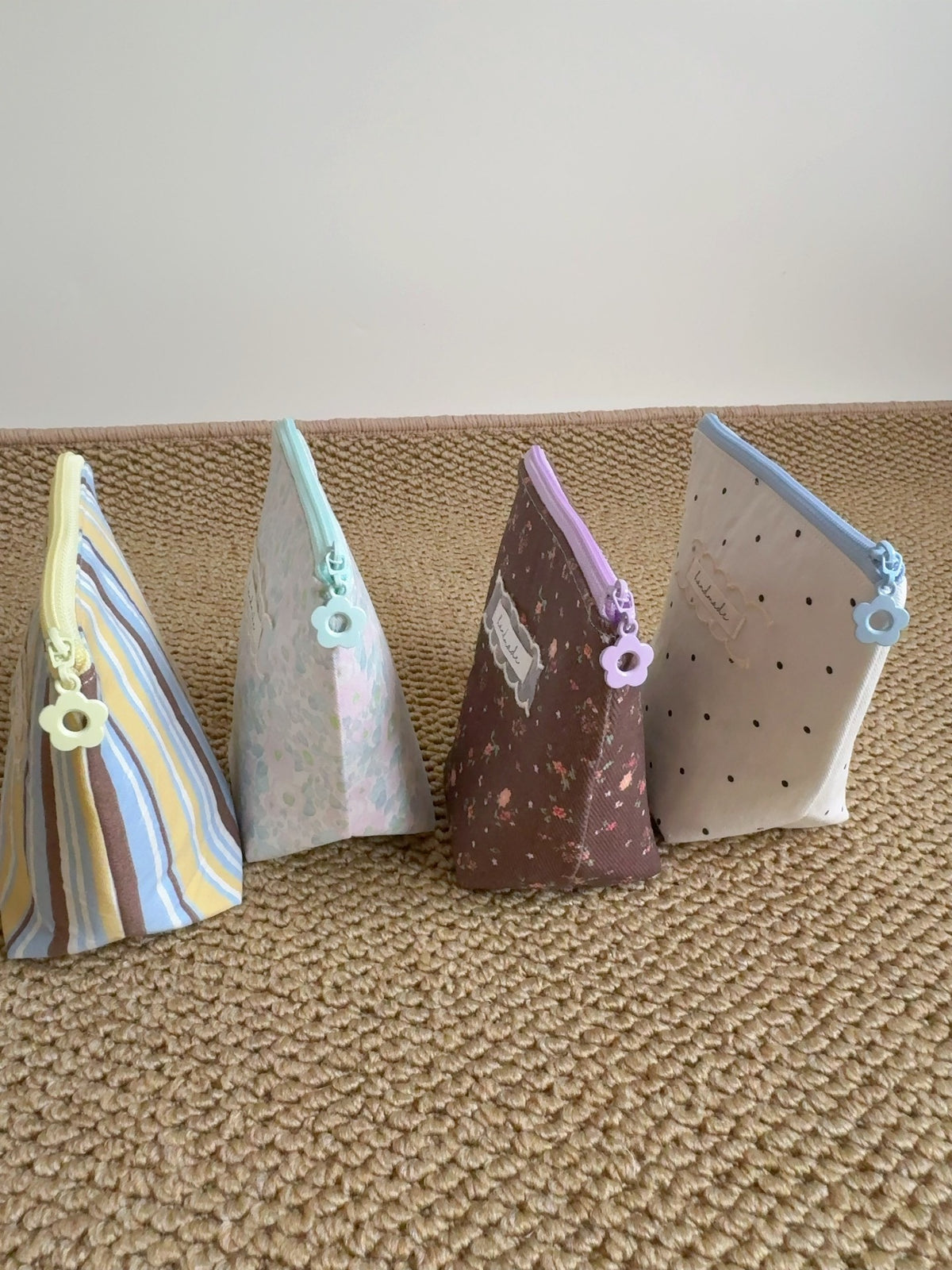 Trousse zippée en toile trapézoïdale avec contraste