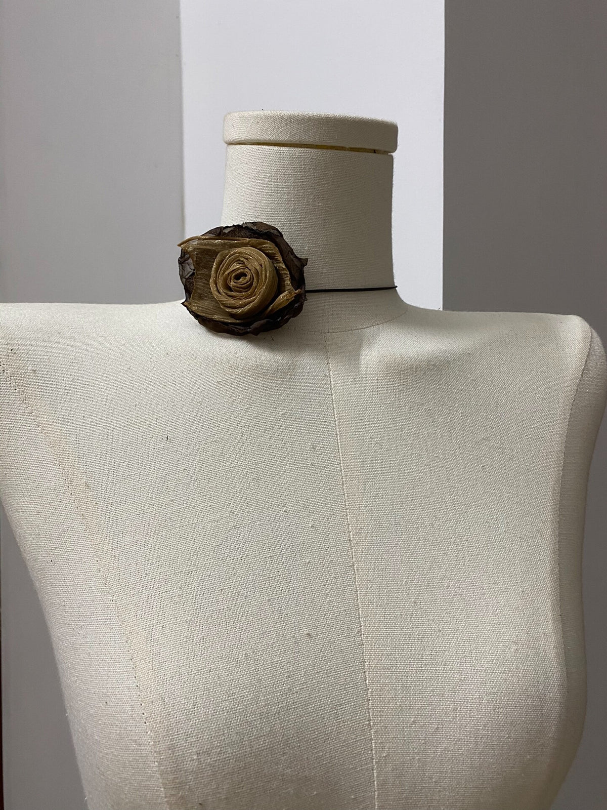 Colier ras en tissu et rose séchée fait main