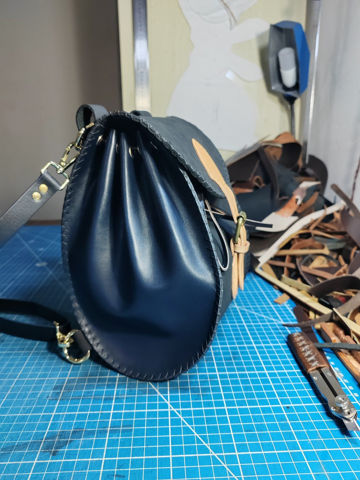 Handgefertigter schwarzer Lederrucksack mit Kordelzug