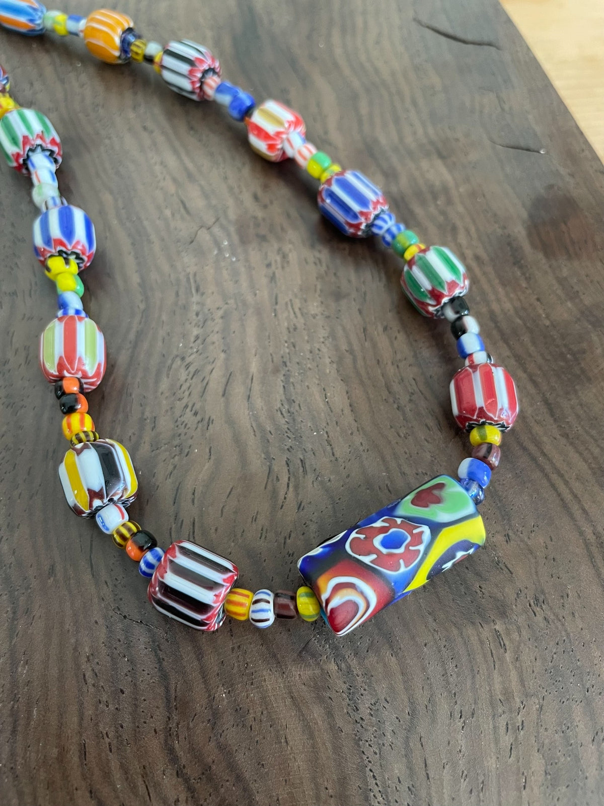 Collier en perles de verre millefiori, pendentif tonneau 45 cm