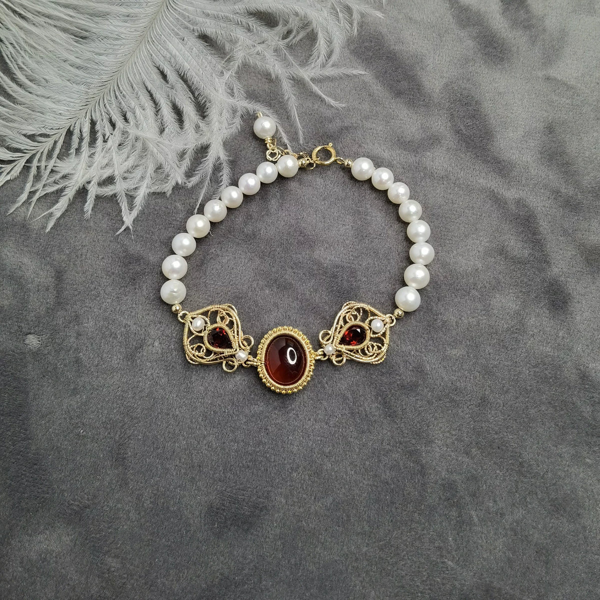 Pulsera artesanal de granate y perlas con alambre