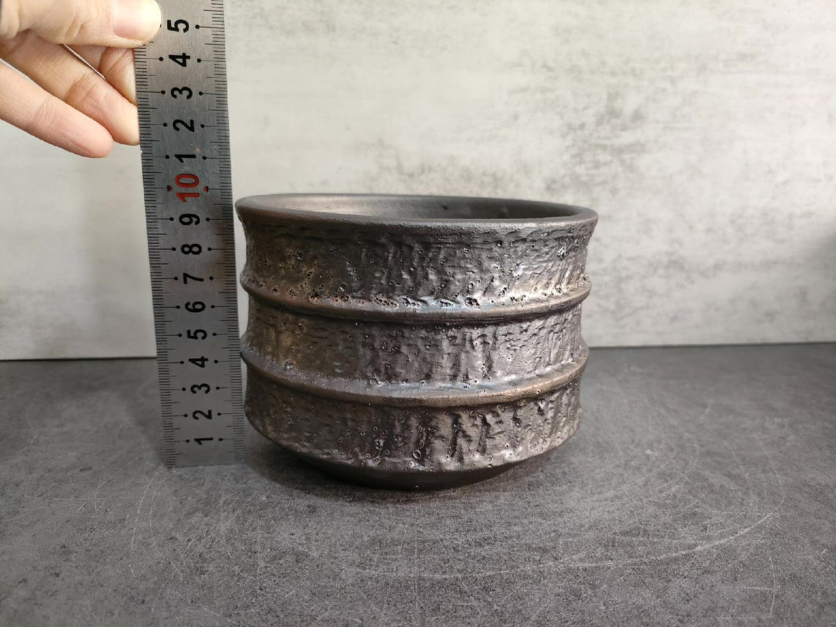Vaso de cerámica artesanal con textura de corteza