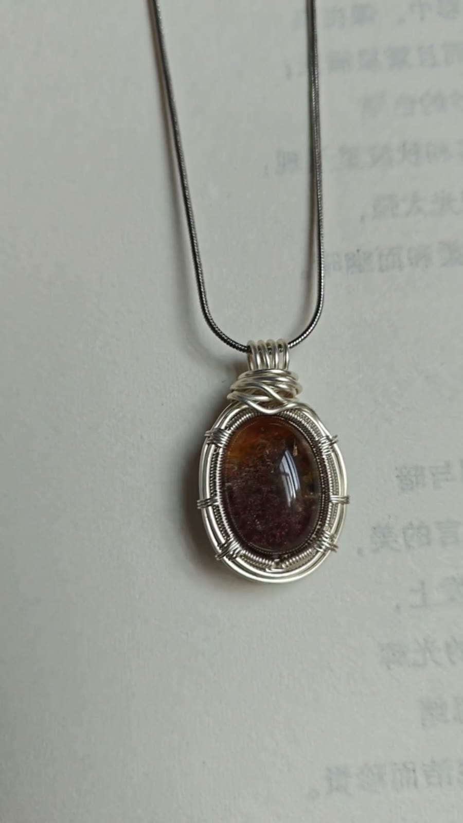 Collana con Pendente in Cristallo Ghost Avvolto nel Filo
