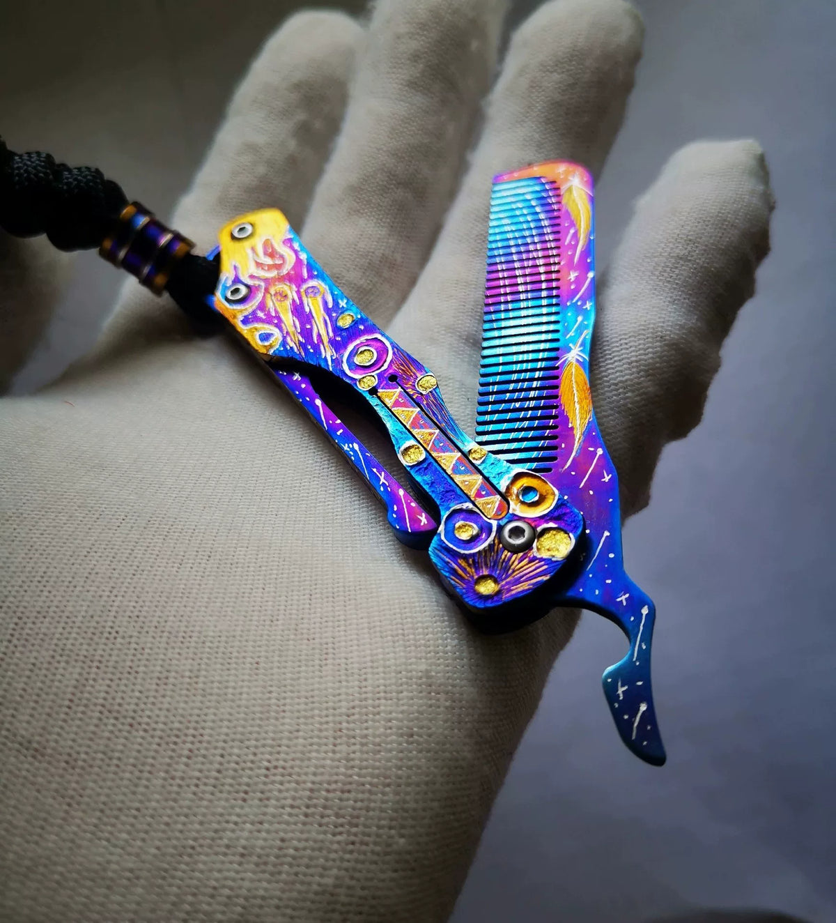 Vikbar kam i rent titan, iriserande anodiserad unisex