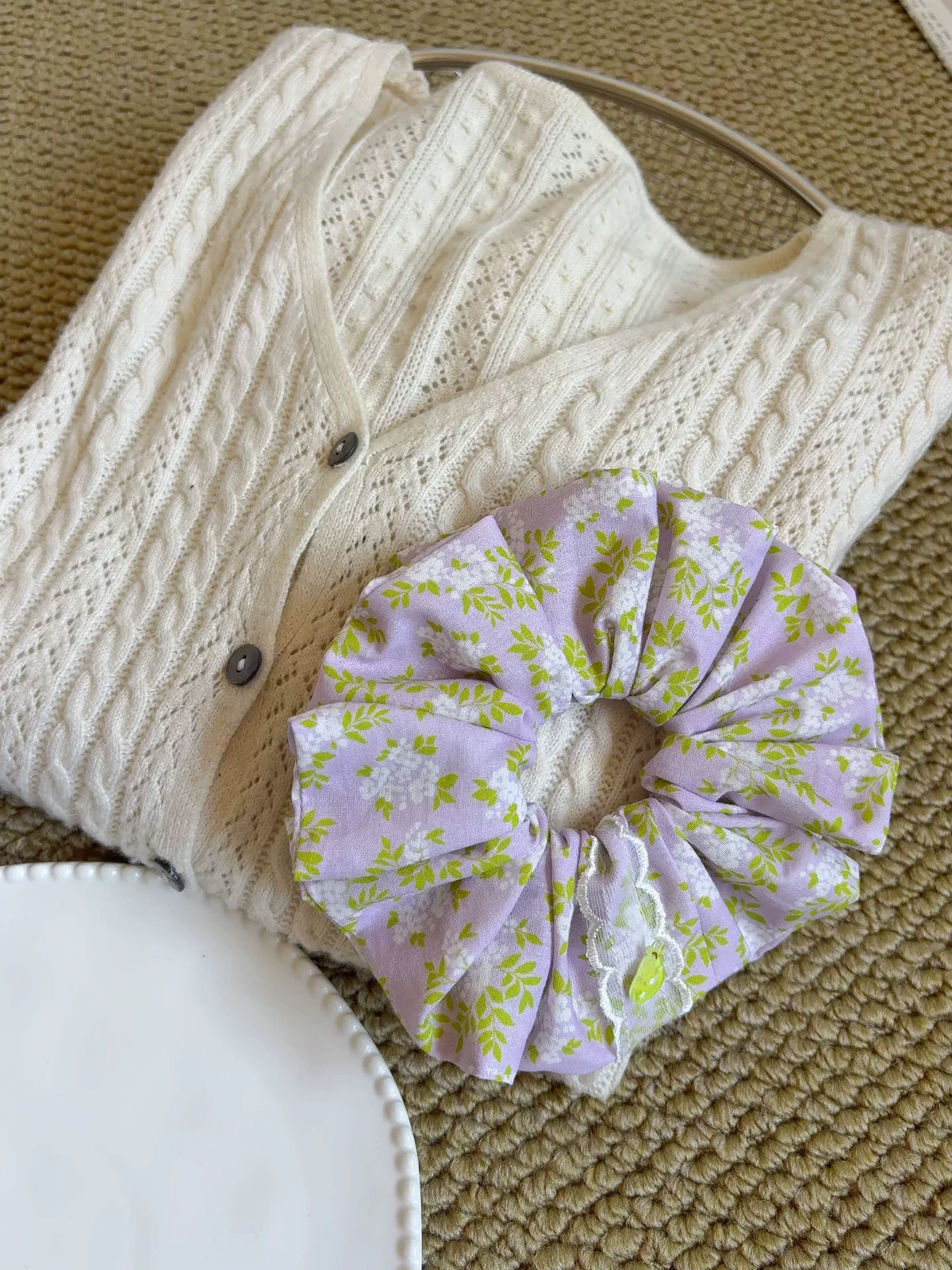 Scrunchie in cotone con fiori di pero lilla