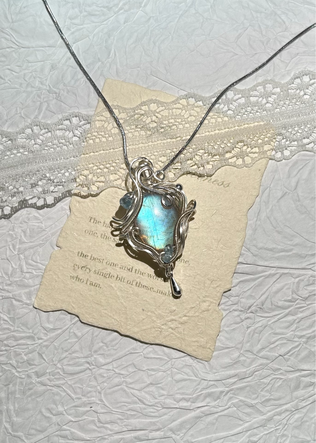 Collana con pendente in labradorite e filo avvolto