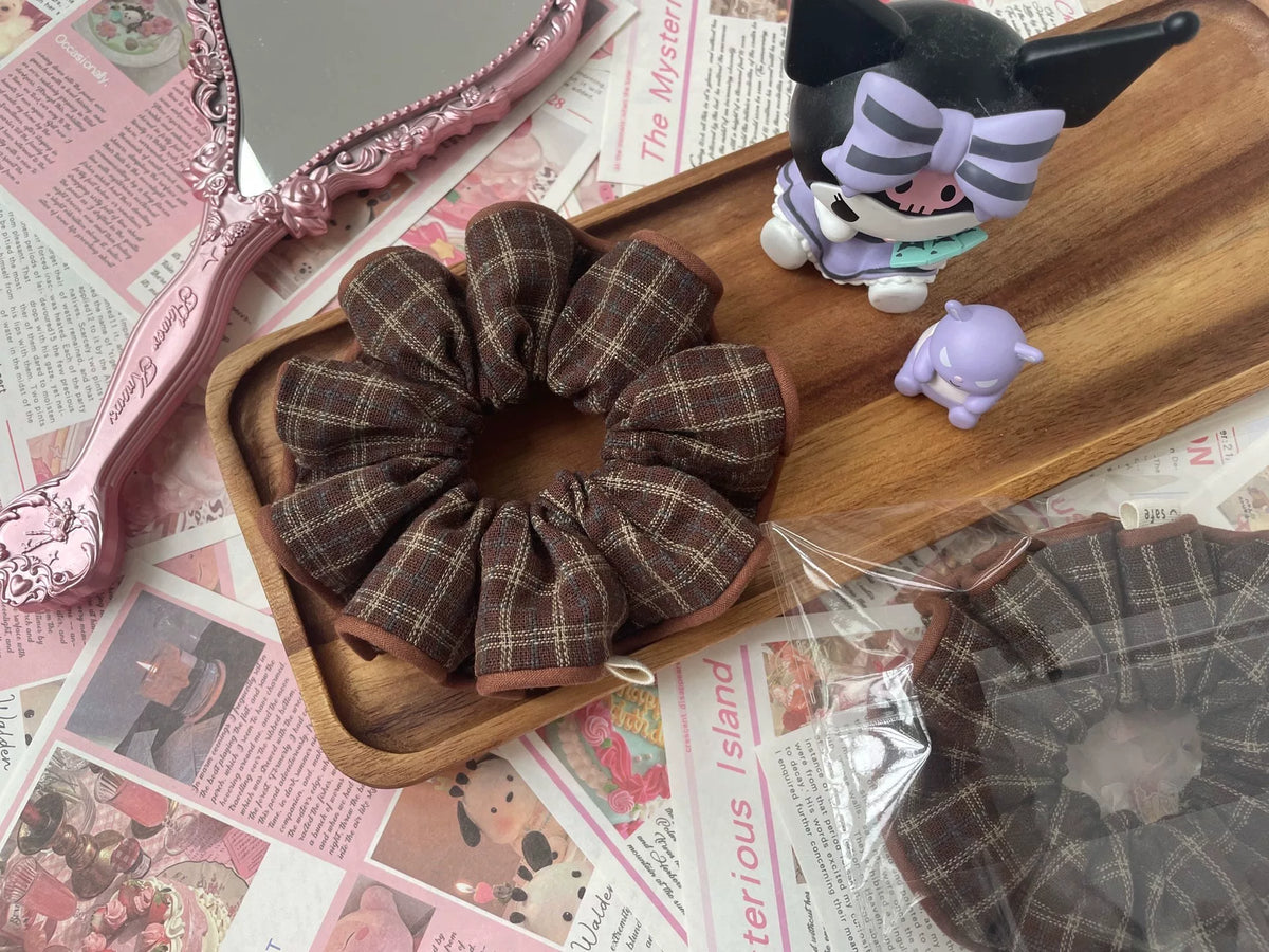 Scrunchie de Tecido Xadrez Castanho Feito à Mão
